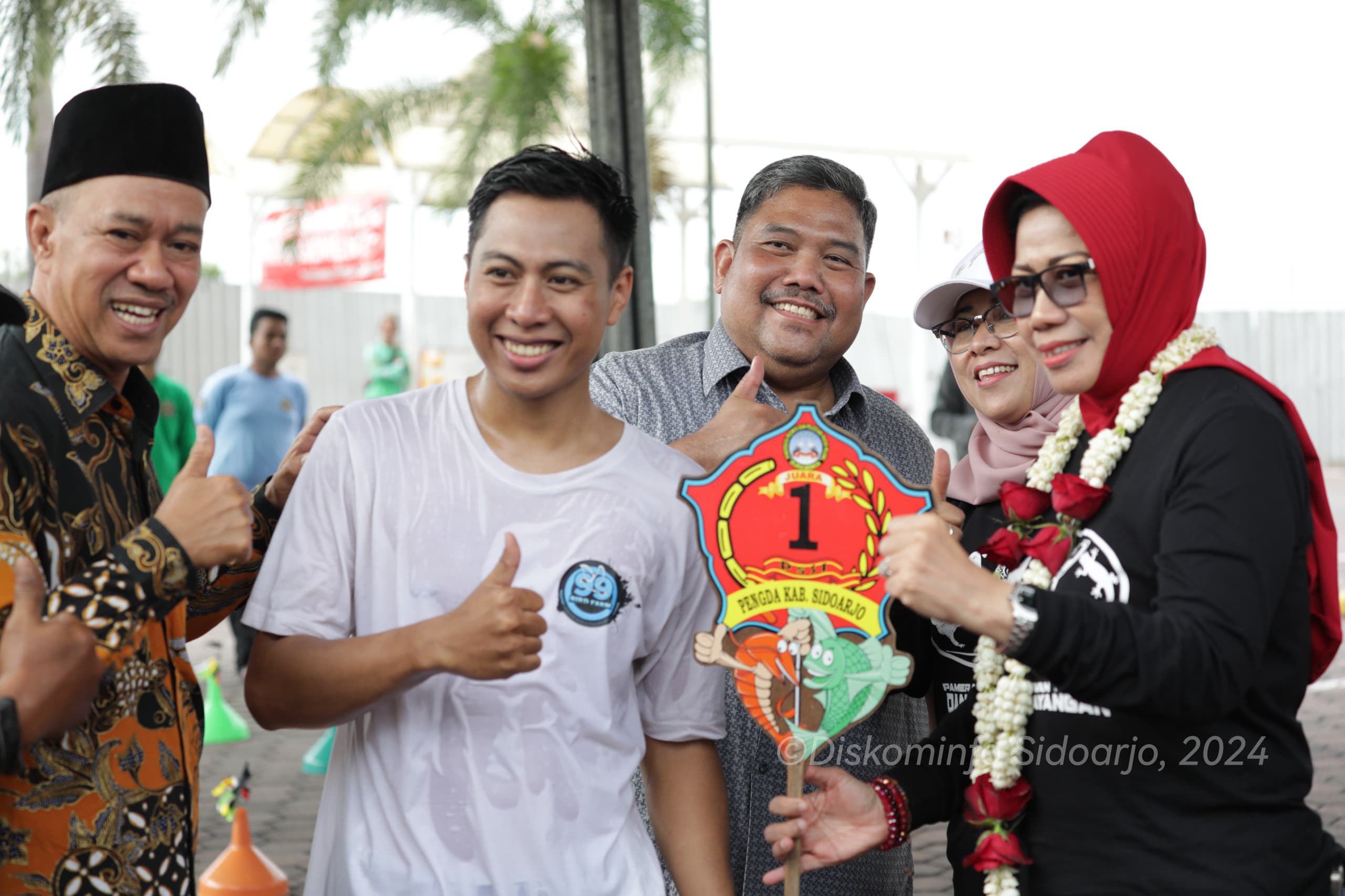 KREATIF - Sekda Sidoarjo, Dr Fenny Apridawati mendorong komunitas pecinta hewan kesayangan di Sidoarjo aktif menumbuhkan ekonomi kreatif saat Pameran dan Lomba Hewan Kesayangan dan Seminar Kesehatan Hewan di Transmart Sidoarjo, Minggu (23/05/2024).