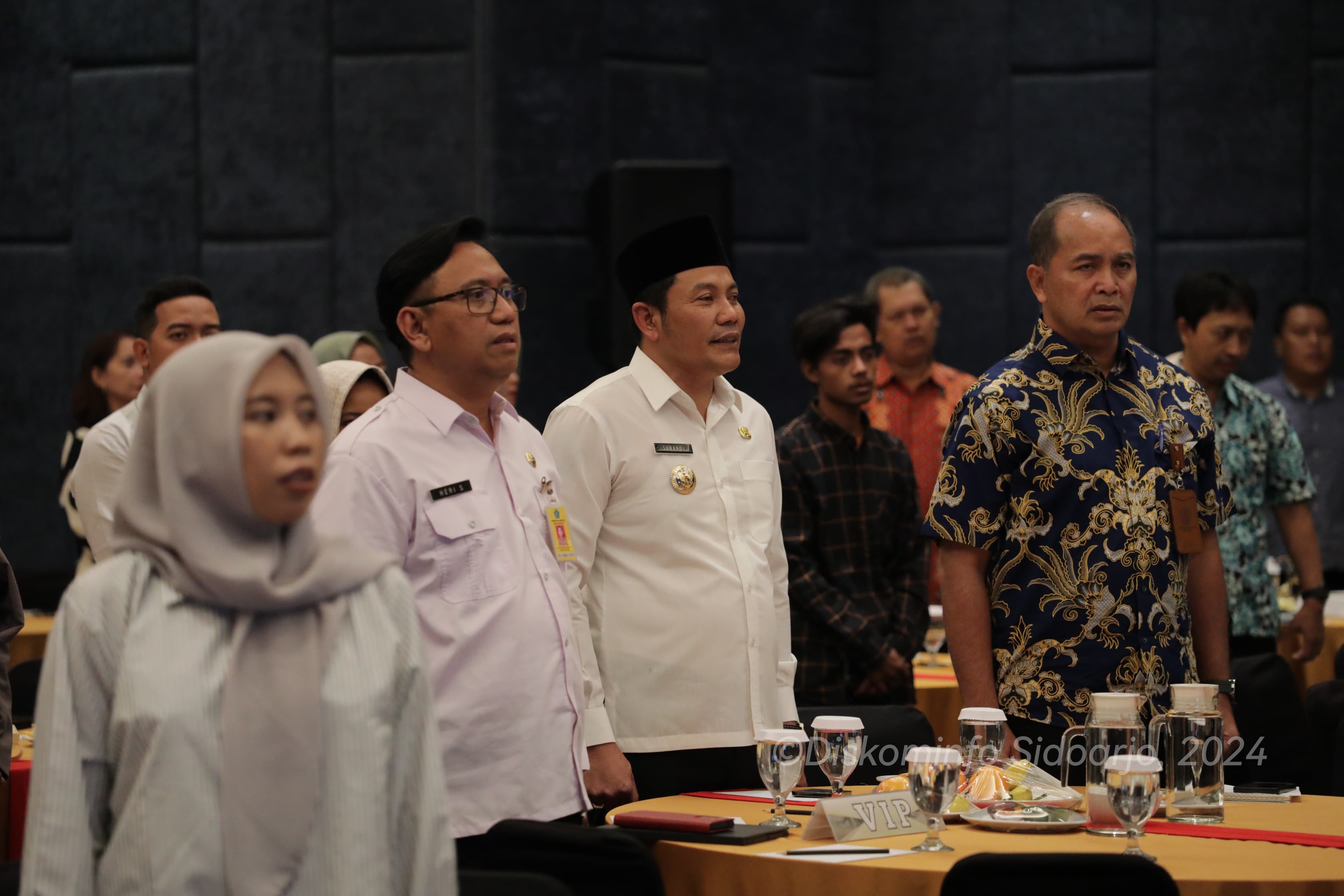 SOSIALISASI - Plt Bupati Sidoarjo, Subandi didampingi Plt Kepala BPPD Pemkab Sidoarjo, Dr Heri Soesanto saat Sosialisasi Pajak Air Tanah di Hotel Luminor Sidoarjo, Rabu (26/06/2024).