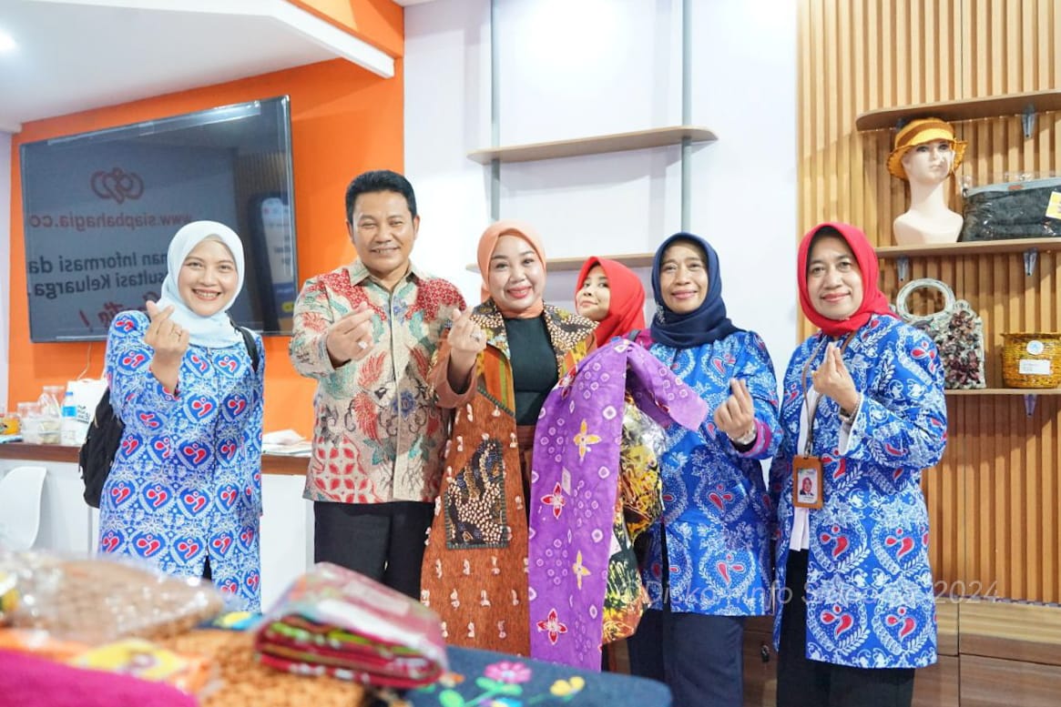 HARGANAS - Plt Bupati Sidoarjo, Subandi menghadiri puncak peringatan Harganas ke 31 di Kota Semarang, Jawa Tengah didampingi istri tercinta, dr Sriatun Subandi selaku Plt Ketua TP PKK Kabupaten Sidoarjo, Sabtu (29/06/2024).