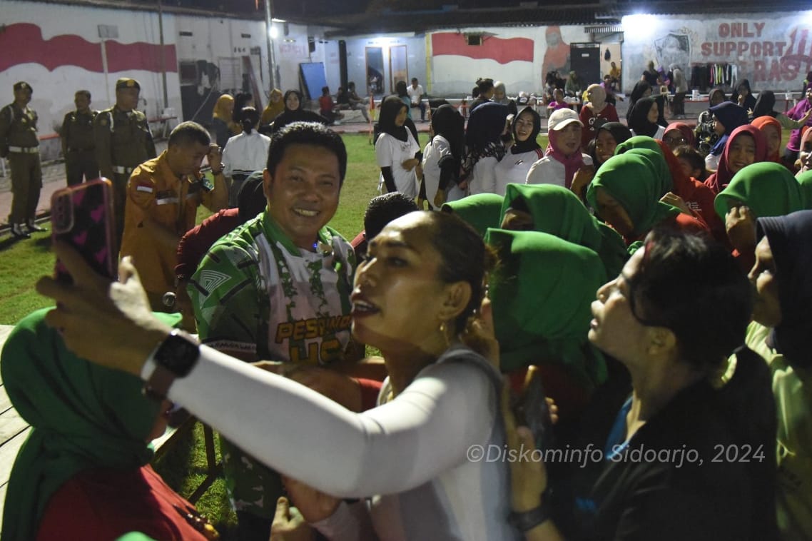 SEPAKBOLA - Plt Bupati Sidoarjo, Subandi bermain sepakbola bersama tim sepakbola di Lapangan Sumorame, Kecamatan Candi, Sidoarjo usai senam bersama emak-emak, Minggu (30/06/2024) malam.