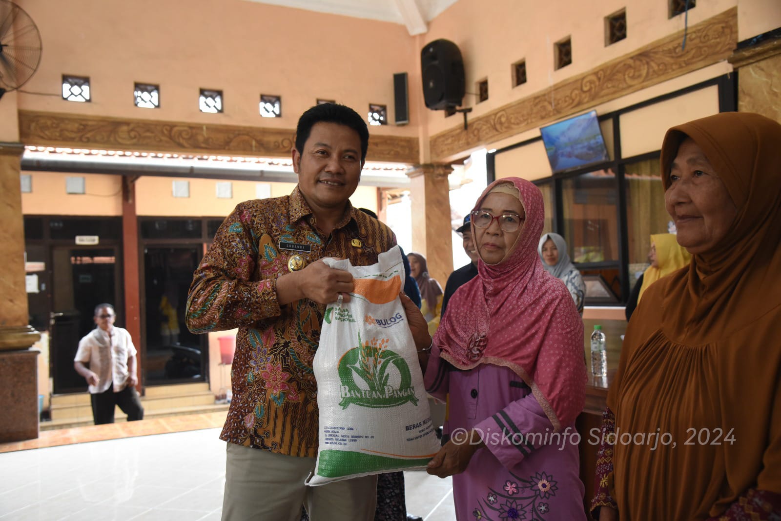 SALURKAN - Plt Bupati Sidoarjo Subandi menyebarkan bantuan beras pangan 10 kilogram kepada sejumlah warga di Desa Becirongengor, Kecamatan Wonoayu, Sidoarjo dan beberapa desa lain di Kecamatan Wonoayu, Selasa (02/07/2024).