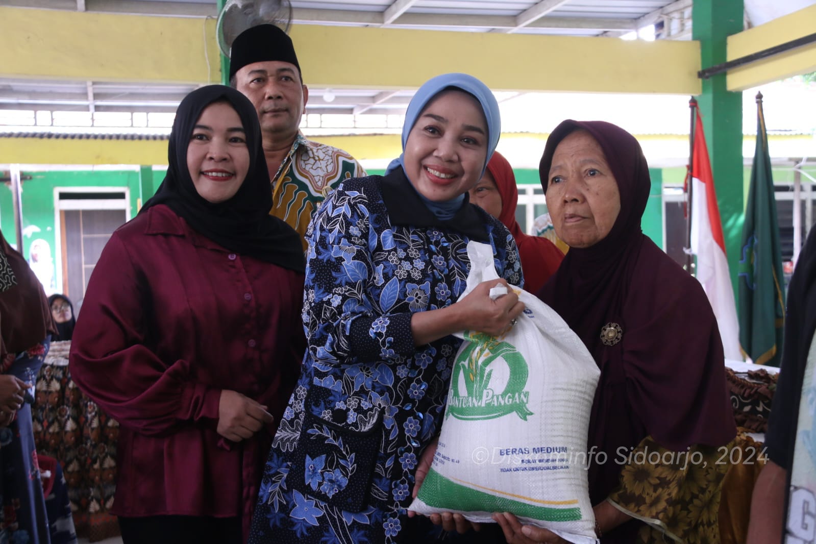 SALURKAN BANTUAN - Plt Ketua TP PKK Sidoarjo, dr Sriatun Subandi kembali melakukan monitoring pembagian batuan pangan berupa beras, di Kecamatan Gedangan dan Kecamatan Sedati, Selasa (02/07/2024).