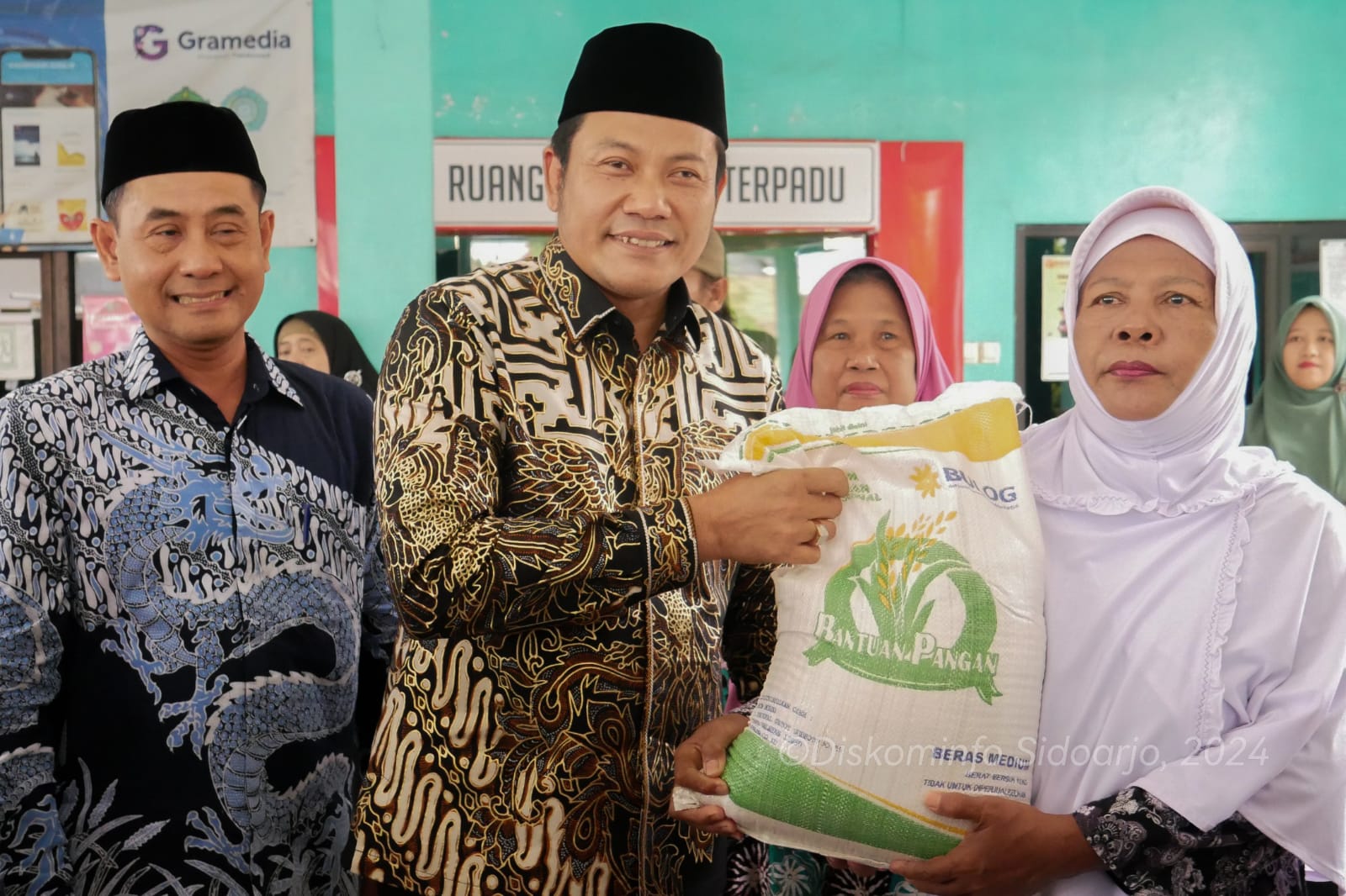 BAGIKAN - Plt Bupati Sidoarjo, Subandi terus memonitor bantuan pangan beras dalam penyaluran beras 10 kilogram yang dilakukan di beberapa desa di Kecamatan Tanggulangin, Kamis (04/07/2024). 