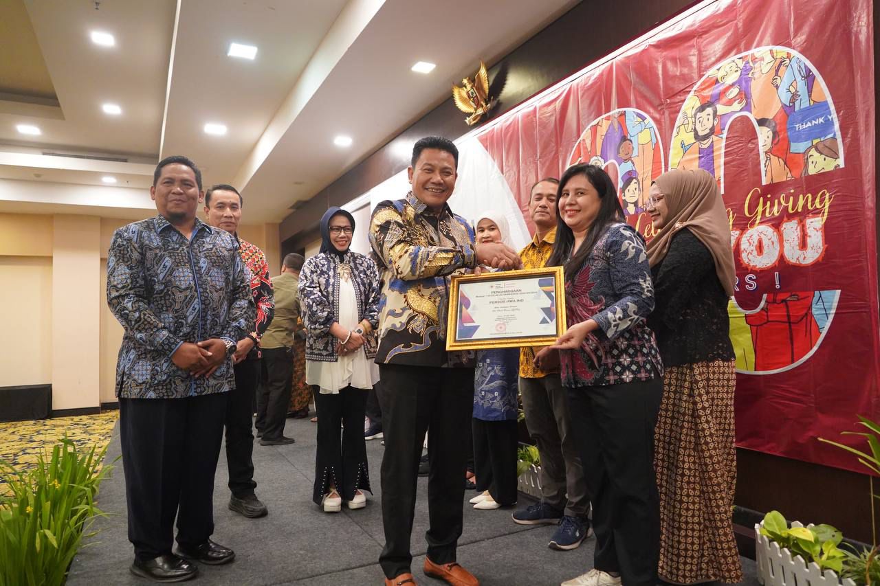 PENGHARGAAN - Plt Bupati Sidoarjo, Subandi menyerahkan penghargaan bagi para pendonor darah rutin saat kegiatan gathering di Cavinton Hotel Yogyakarta, Sabtu (06/07/2024) malam.