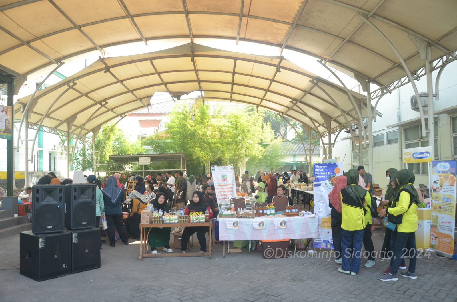 PANGAN - Program Gerakan Pangan Murah (GPM) HUT Badan Pangan Nasional (Bapanas) ke 3 Tahun 2024 digelar Dinas Pangan dan Pertanian Pemkab Sidoarjo dengan penjualan kebutuhan pokok, sayuran dan berbagai pangan produk UMKM, Jumat (12/07/2024).