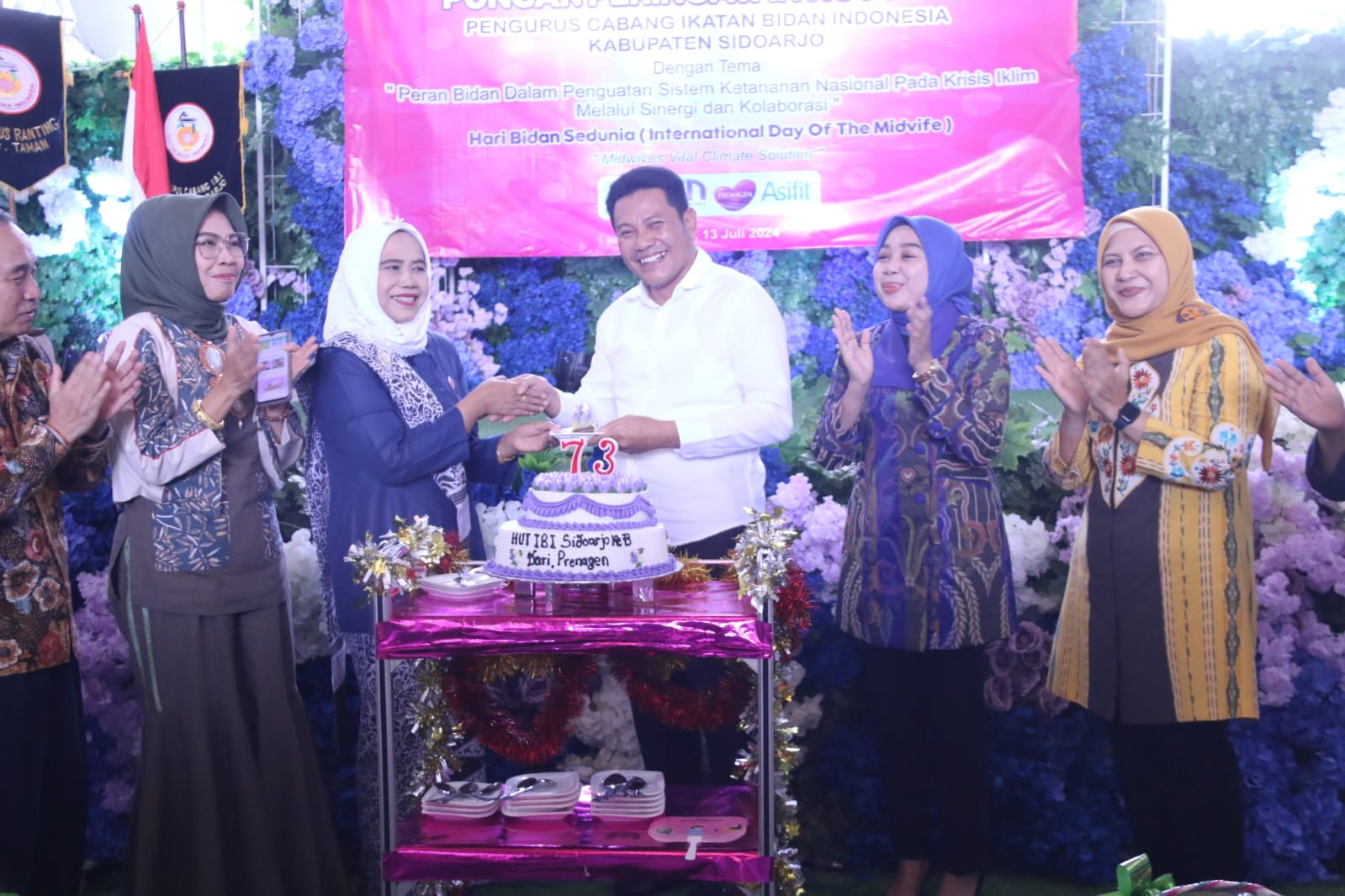 HUT IBI - Plt Bupati Sidoarjo, Subandi bersama istrinya dr Sriatun menghadiri acara Peringatan HUT ke 73 Ikatan Bidan Indonesia (IBI) Sidoarjo di Resto Jie Poek Dwe, Sabtu (13/07/2024). 