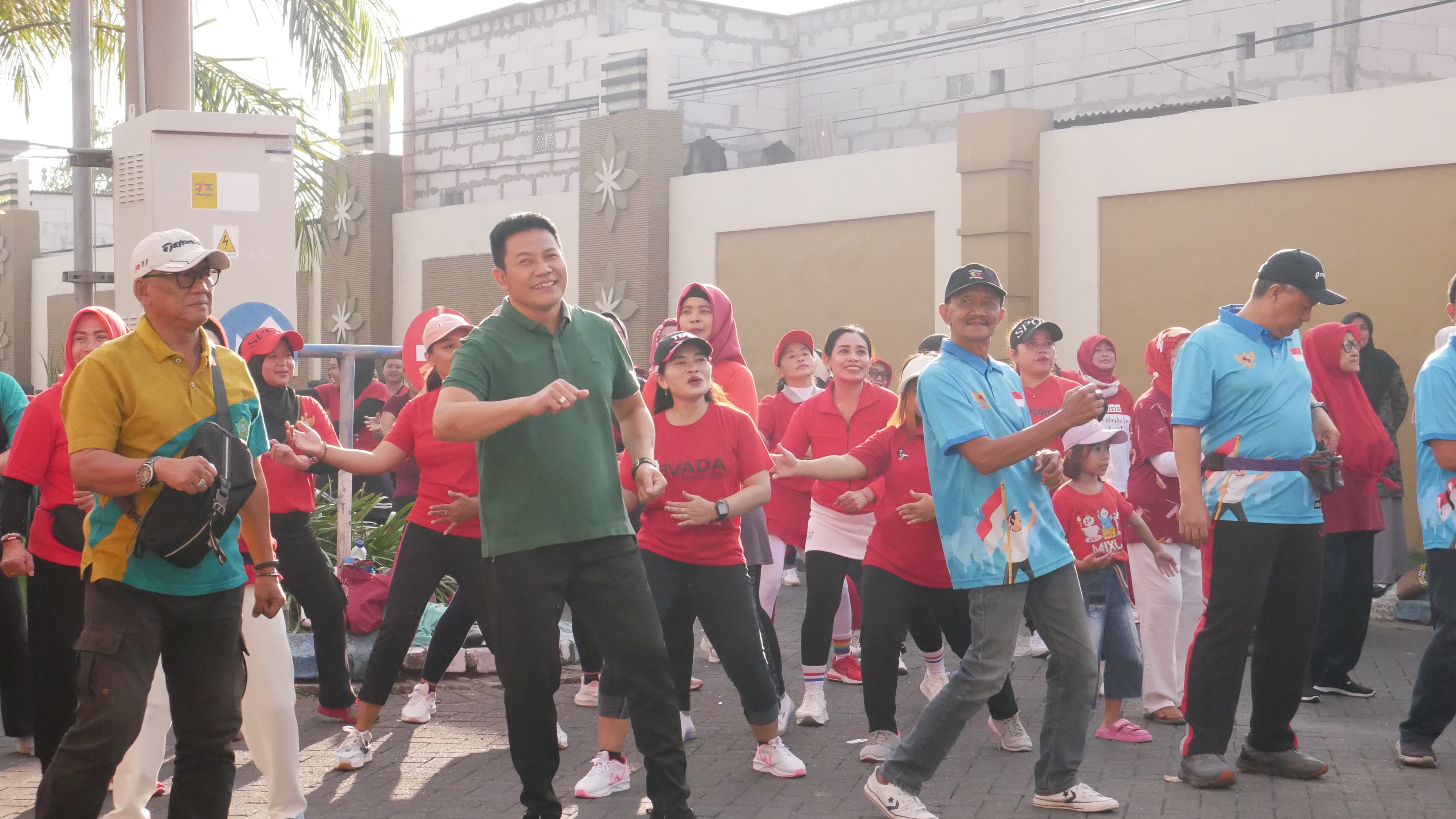 SENAM BERSAMA - Plt Bupati Sidoarjo, Subandi menghadiri senam bersama dan bazar UMKM di Perum Surya Citra, Desa Tropodo, Kecamatan Waru, Sidoarjo, Minggu (14/07/2024). 