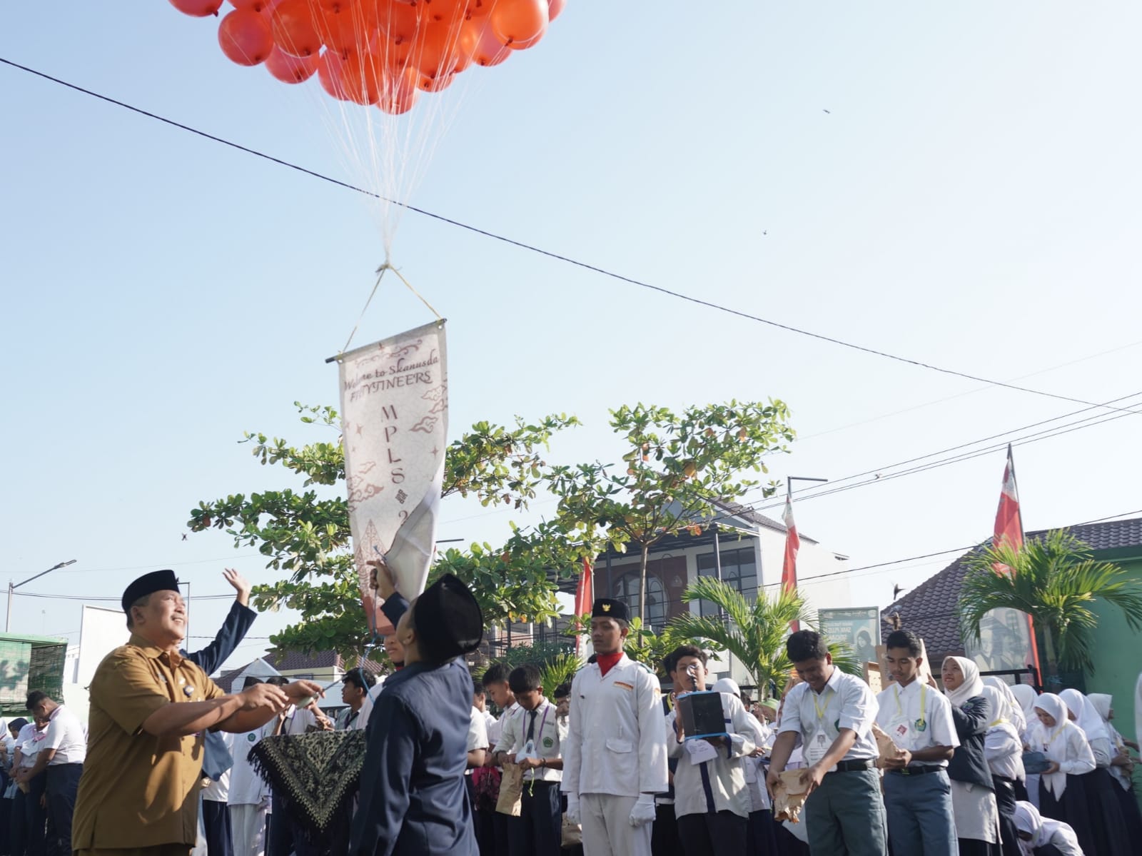LEPAS - Hari pertama Masa Pengenalan Lingkungan Sekolah (MPLS) di SMK Plus NU Sidoarjo digelar kegiatan unik yakni peserta didik baru membawa ratusan burung untuk dilepaskan secara bebas bersamaan pelepasan balon ke udara, Senin (15/07/2024).