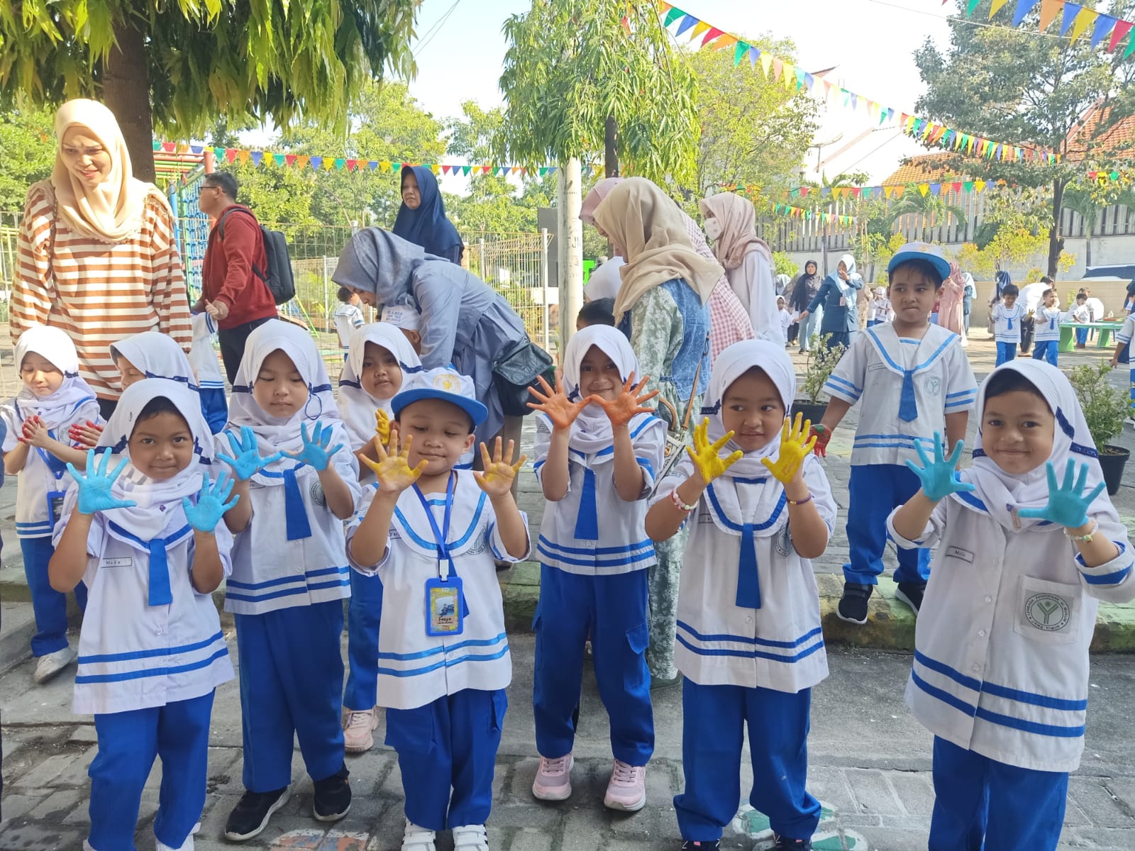 DEKLARASI - KB TK Al Muslim membuka Masa Pengenalan Lingkungan Sekolah (MPLS) dengan Deklarasi Kasih Sayang melibatkan anak-anak, orang tua dan guru dengan bergandengan sambil menyanyi lagu Stop Bullying, Senin (15/07/2024).
