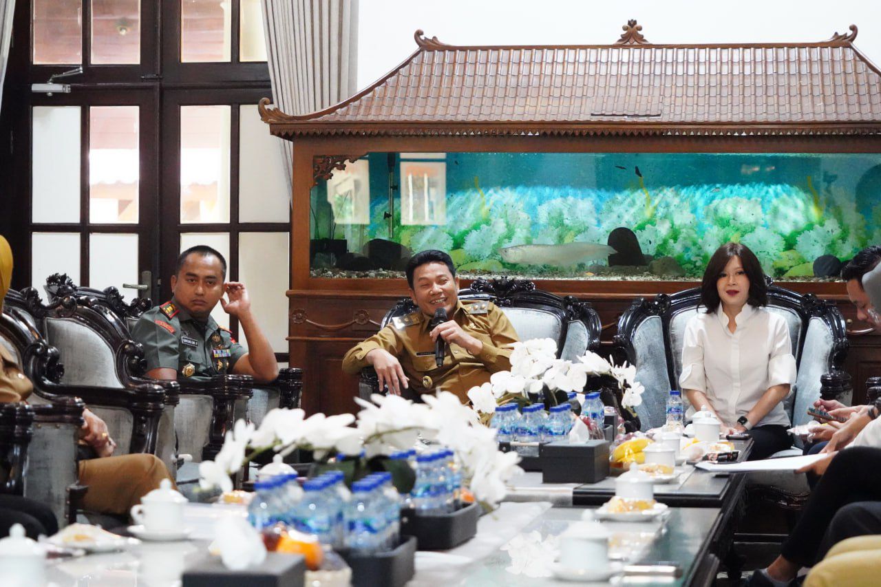 DIALOG - Plt Bupati Sidoarjo, Subandi berserta Forkopimda Sidoarjo saat menerima kunjungan kerja Staf Khusus Presiden RI Joko Widodo, Grace Natalie Louisa di Pendopo Delta Wibawa soal larangan pendirian rumah ibadah di Kecamatan Tarik, Senin (15/07/2024).