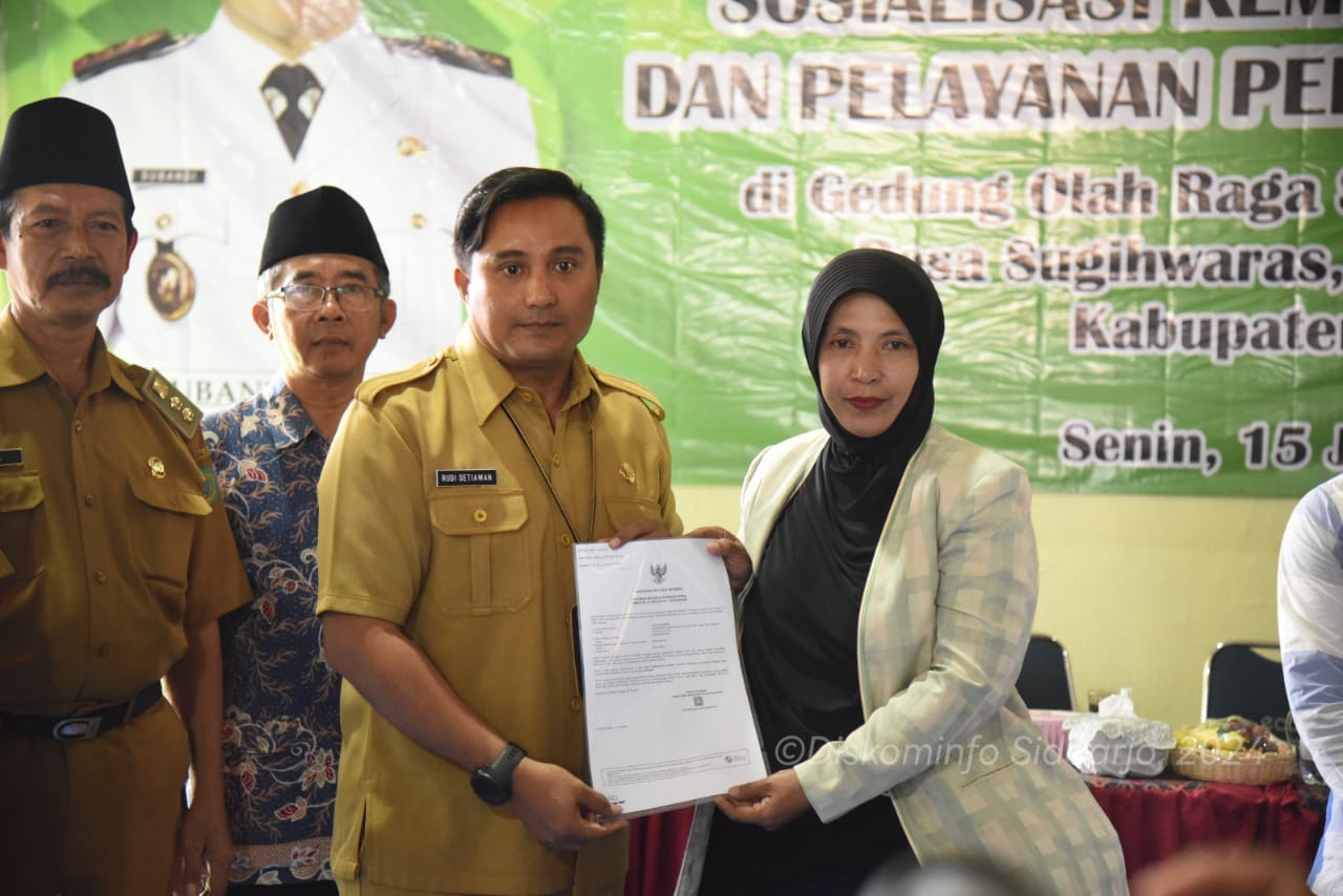 PERIZINAN - Kepala DPMPTSP Pemkab Sidoarjo, Rudi Setiawan beri kemudahan perizinan bagi pelaku UMKM terutama untuk mendapat Nomor Induk Berusaha (NIB), Sertifikat Produksi Pangan Industri Rumah Tangga (SPP-IRT) serta sertifikat halal, Senin (15/07/2024). 