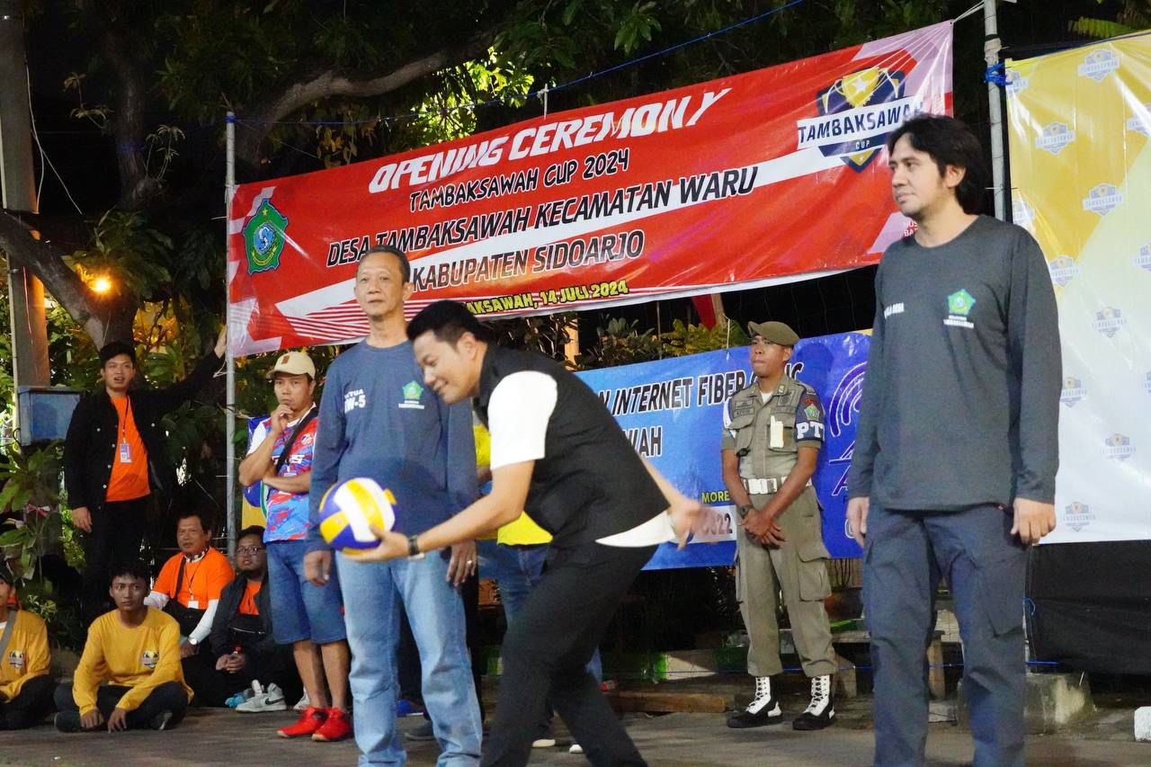 BUKA - Plt Bupati Sidoarjo, Subandi membuka secara resmi turnamen bola voli antar RW bertajuk Tambaksawah Cup 2024 di Lapangan Voli Tambaksawah, Kecamatan Waru, Sidoarjo, Sabtu (14/07/2024) malam.