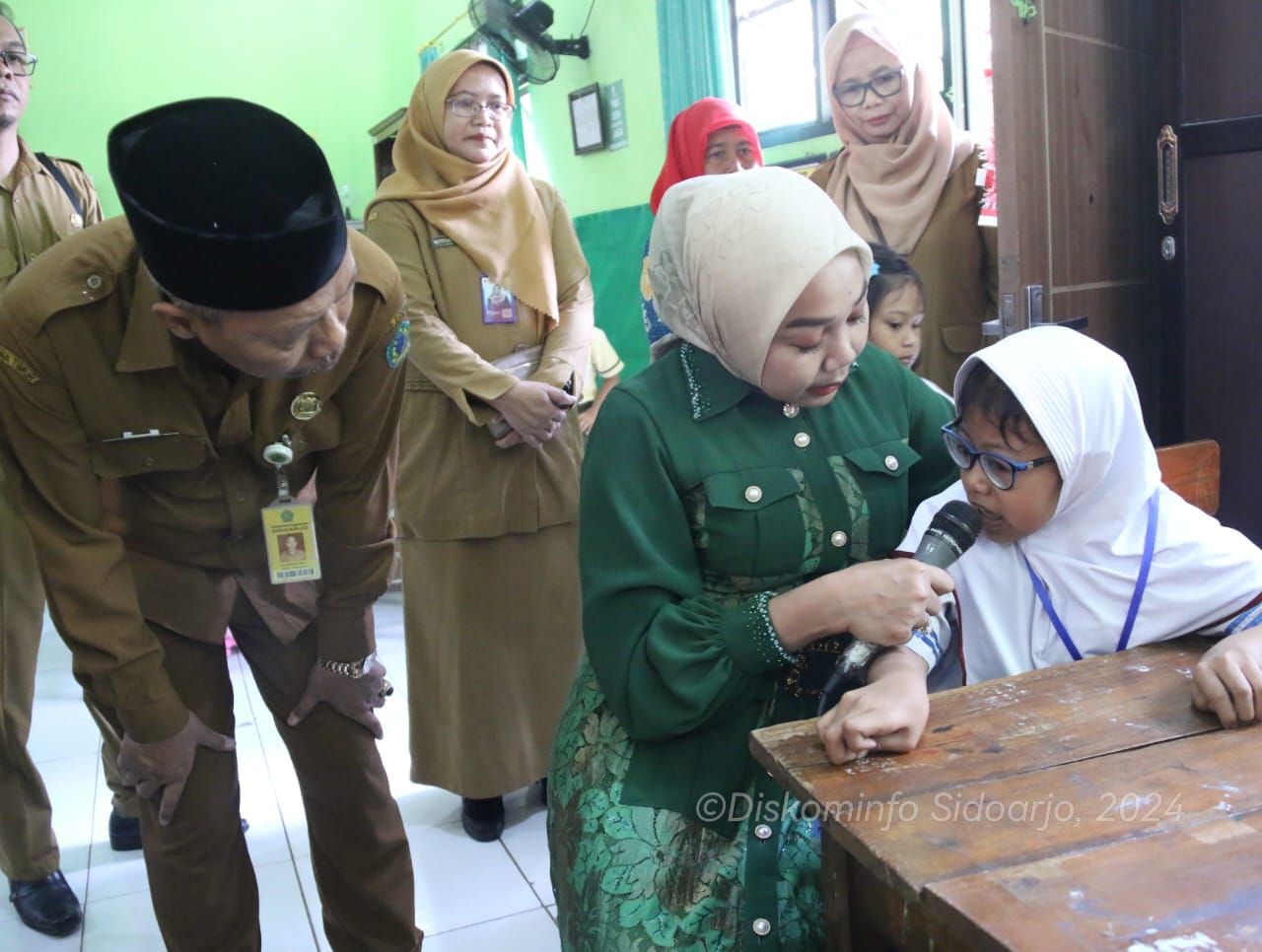 MPLS - Plt Ketua TP PKK Sidoarjo, dr Sriatun Subandi yang juga Bunda PAUD didampingi Ketua Pokja 2 serta Kepala Dinas Pendidikan Kabupaten Sidoarjo, Dr Tirto Adi mengunjungi ke SDN Bulusidokare dan SD Hangtuah 9 Candi saat MPLS, Senin (15/07/2024).