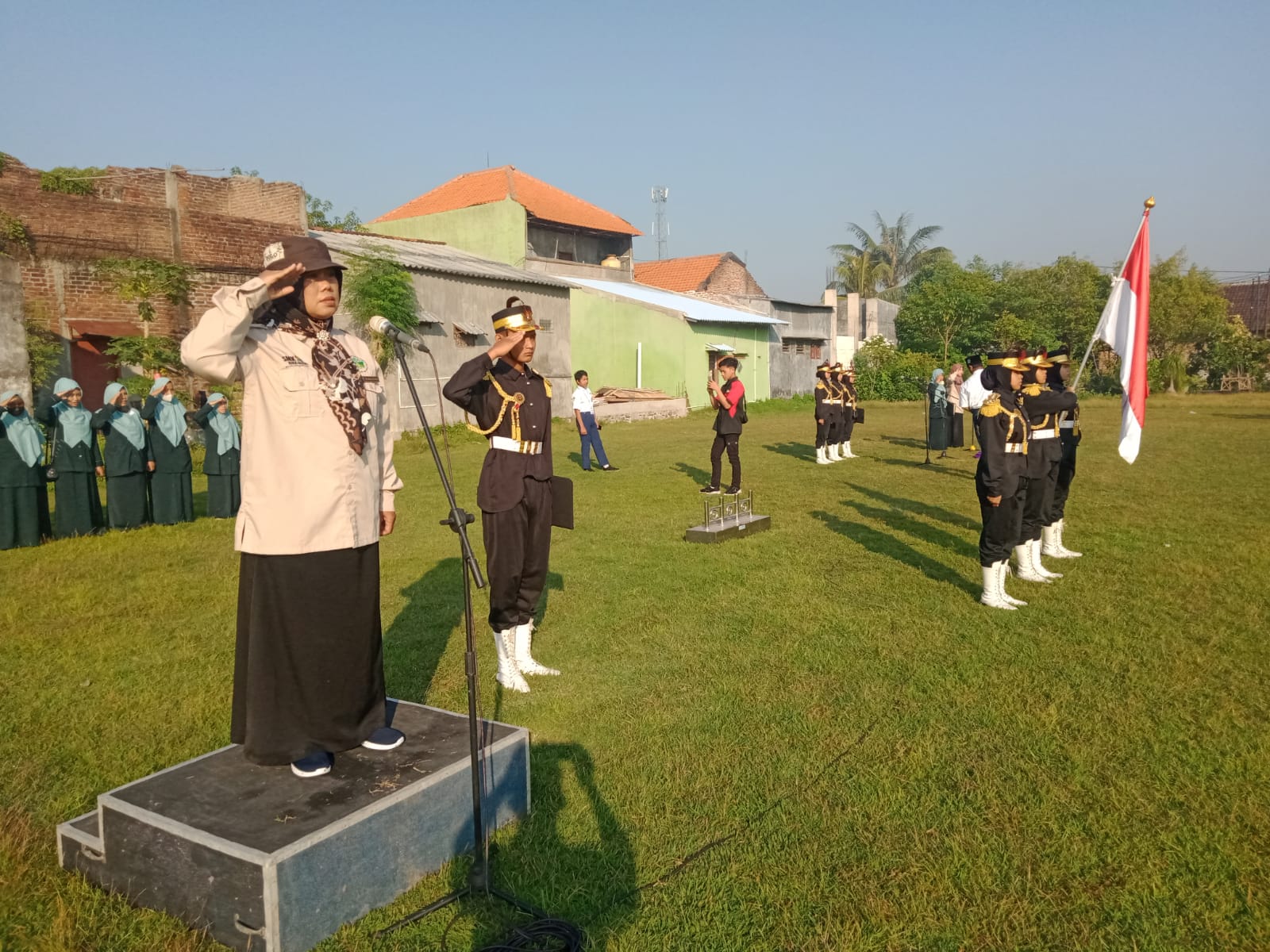 PEMBUKAAN - Kepala SMK YPM 11 Wonoayu, Siti Masru'ah menjadi pembina upacara pembukaan MPLS di lingkungan komplek YPM Wonoayu, Selasa (16/07/2024).