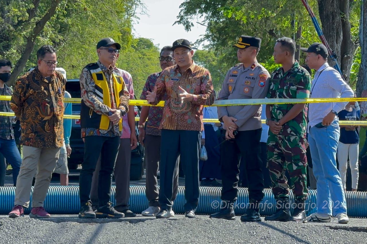 CEK - Plt Bupati Sidoarjo, Subandi melihat Jembatan Desa Kedungpeluk, Kecamatan Candi, Sidoarjo yang ambrol didampingi Kepala Dinas PUBM dan SDA Pemkab Sidoarjo, Dwi Eko Saptono dan bakal membangun Jembatan Bailey, Selasa (16/07/2024).