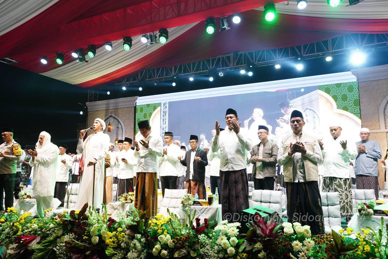 SHALAWATAN - Plt Bupati Sidoarjo, Subandi menghadiri acara Polresta Sidoarjo Bersholawat dan Ceramah Kebangsaan di Parkir Timur GOR Sidoarjo dalam rangka Hari Bhayangkara ke 78, Senin (15/07/2024) malam.