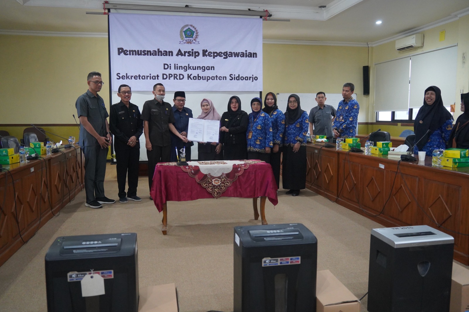 MUSNAHKAN - Ketua DPRD Sidoarjo H Usman M Kes dan Sekretaris DPRD Sidoarjo, Hari Sucahyono bersama Inspektorat, Bagian Hukum dan Kepala Unit Kearsipan memusnahkan arsip di lingkungan DPRD Kabupaten Sidoarjo, Rabu (17/07/2024).
