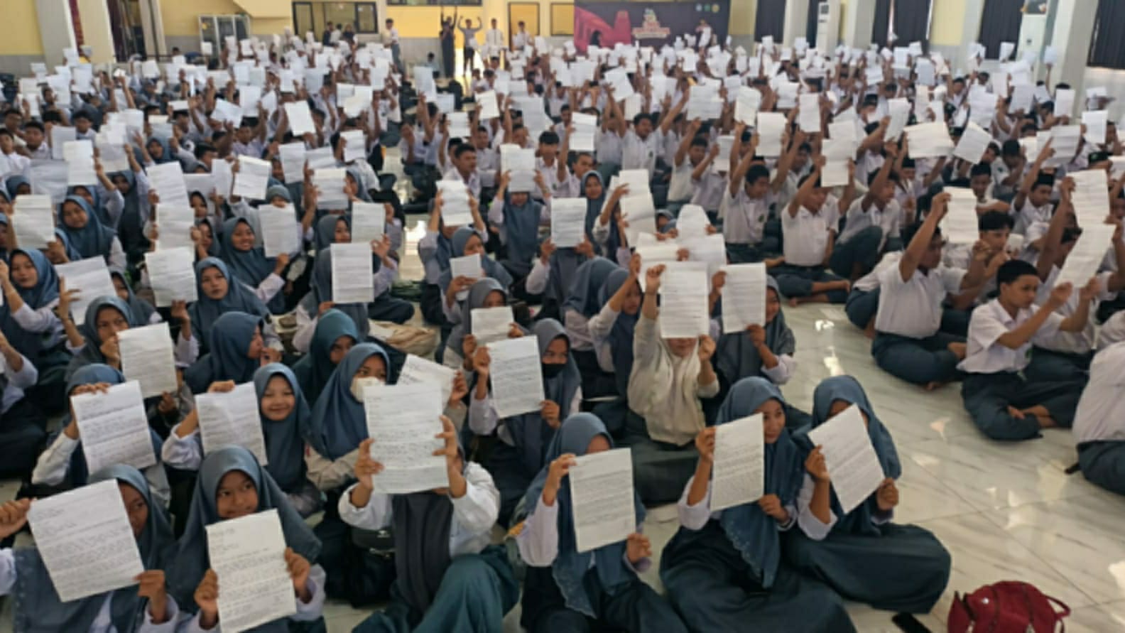 SURAT - Sebanyak 600 siswa baru SMK YPM 8 Sidoarjo peserta MPLS menulis surat terbuka cinta lingkungan yang disampaikan kepada Bupati Sidoarjo dan Presiden RI agar kebersihan lingkungan tetap terjaga dan asri, Rabu (17/07/2024).