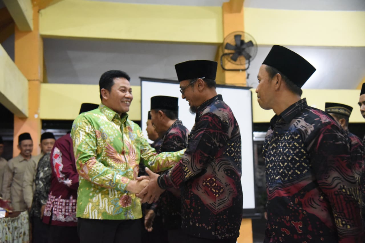 KENAIKAN - Kabar gembira kenaikan Siltap dan BPJS Ketenagakerjaan disampaikan Plt Bupati Sidoarjo, Subandi saat pengukuhan pengurus Paguyuban Badan Permusyawaratan Desa (PBPD) di Kantor Kecamatan Jabon, Selasa (16/07/2024) malam.
