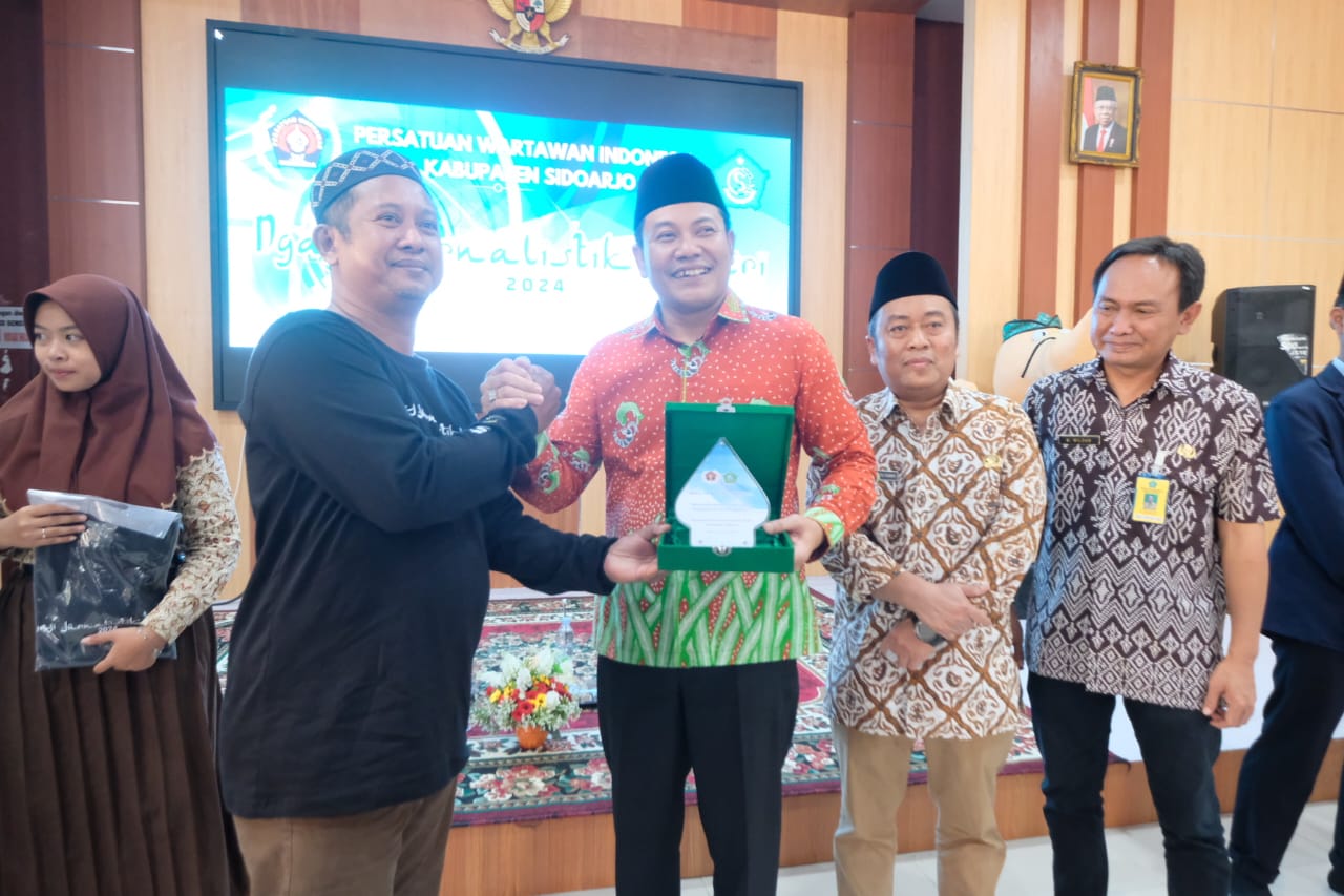 PEMBUKAAN - Ketua PWI Sidoarjo, Mustain dan Plt Bupati Sidoarjo, Subandi membuka acara Ngaji Jurnalistik Santri di Aula Disporapar Pemkab Sidoarjo, Kamis (18/07/2024). 