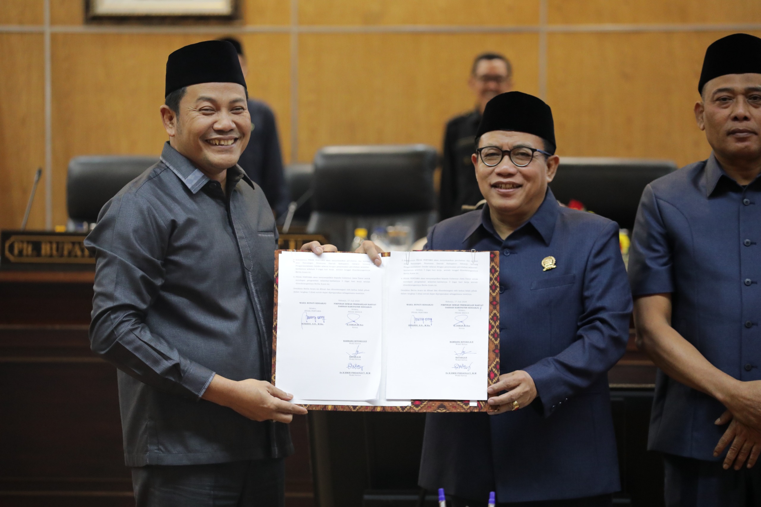 GENDER - Ketua DPRD Sidoarjo, Usman dan Plt Bupati Sidoarjo, Subandi menandatangani Perda Pengarusutamaan Gender saat Rapat Paripurna di Gedung DPRD Kabupaten Sidoarjo, Rabu (17/07/2024).