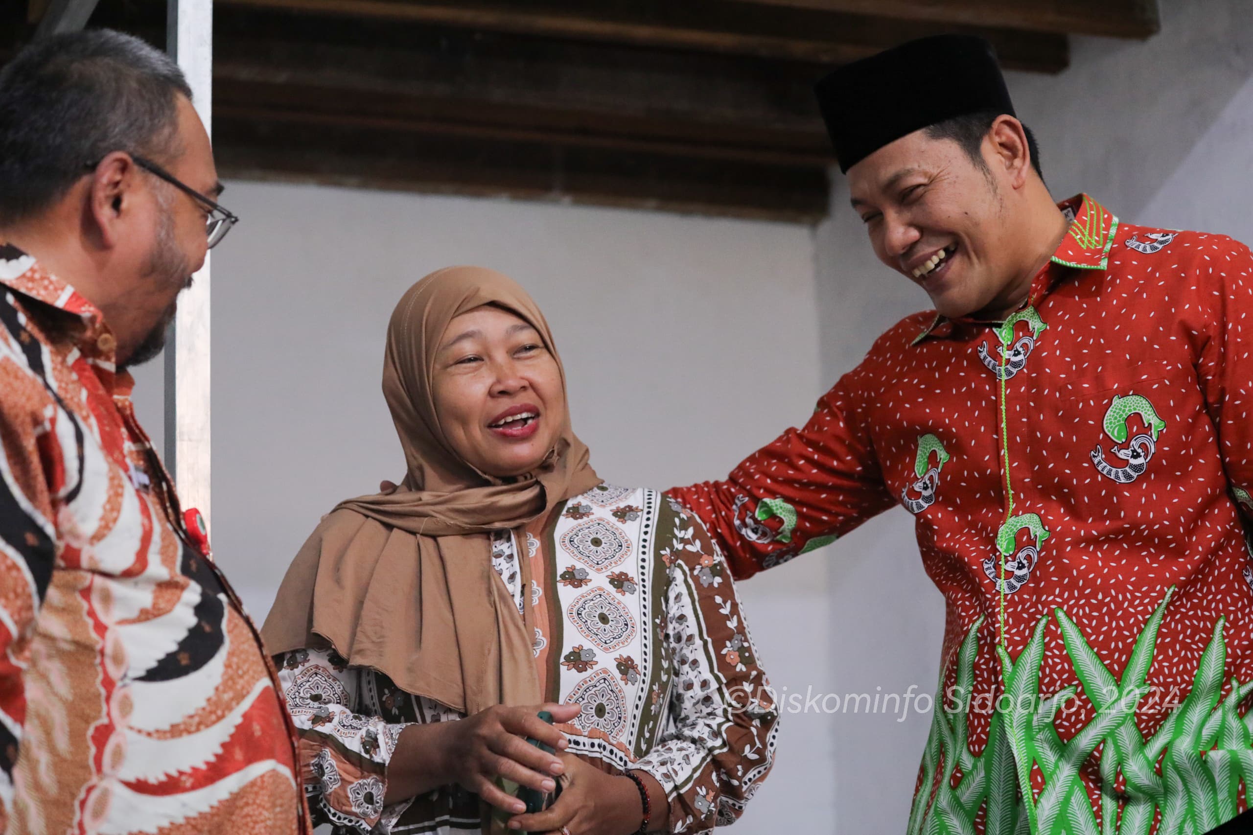 RTLH - Plt Bupati Sidoarjo, Subandi meninjau dan meresmikan Rumah Tidak Layak Huni (RTLH) yang baru selesai direhab Dinas P2CKTR Pemkab Sidoarjo di Kampung Daleman, Kelurahan Pekauman, Kecamatan/Kabupaten Sidoarjo, Kamis (18/07/2024).