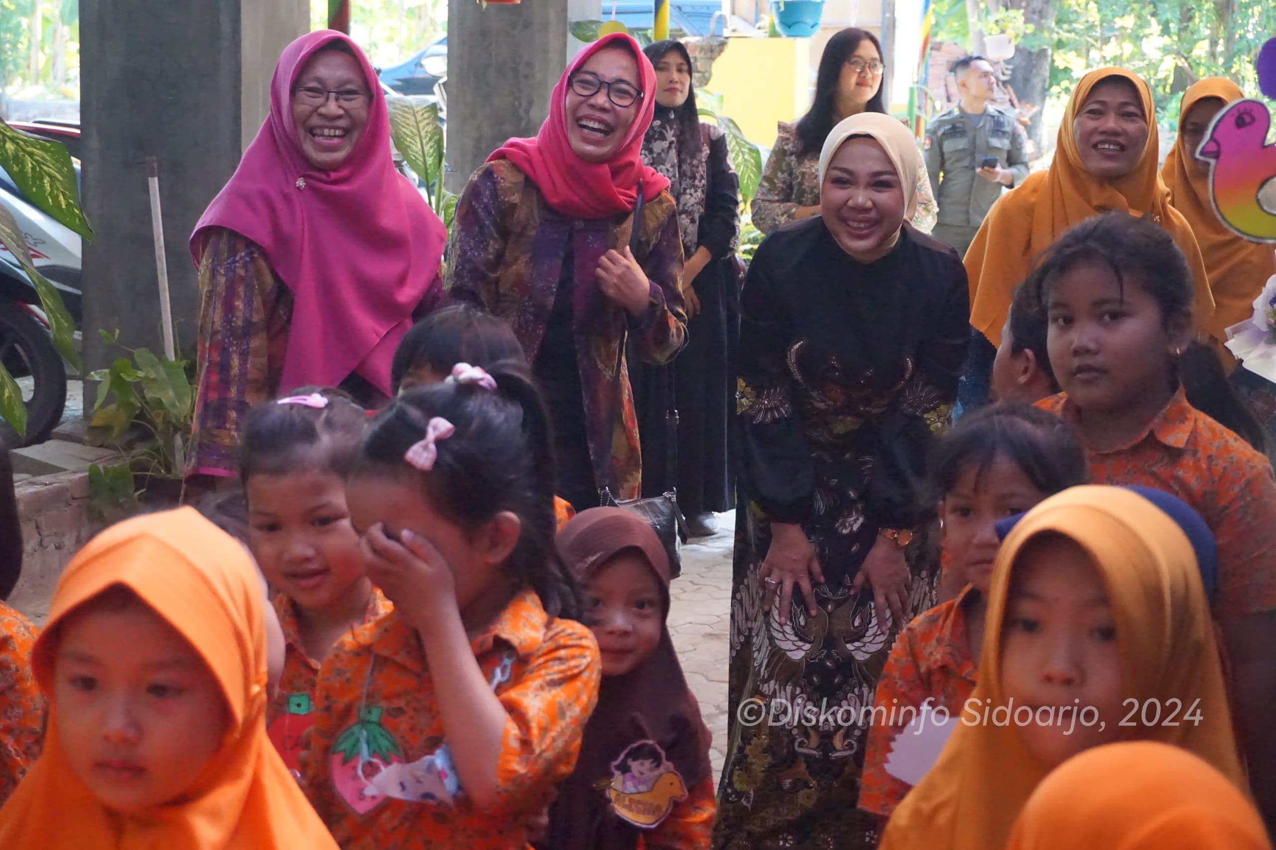 KUNJUNGAN - Plt Ketua TP PKK Sidoarjo, dr Sriatun melakukan monitoring Masa Pengenalan Lingkungan Sekolah (MPLS) di TK Pembina Negeri Sedati dan TK Dharma Wanita Pulungan, Kecamatan Sedati, Kamis(18/07/2024).