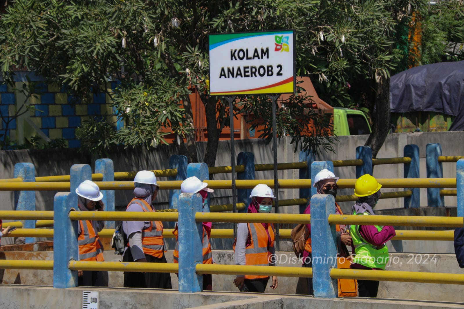 STUDI - Bersama USAID IUWASH Tangguh Puskesmas Sekardangan menggelar Studi Lapangan di UPTD PALD (Pengelolaan Air Limbah Domestik) Kabupaten Sidoarjo pada Instalasi Pengolahan Tinja di PALD Griyo Mulyo, Kecamatan Jabon, Jumat (19/08/2024).