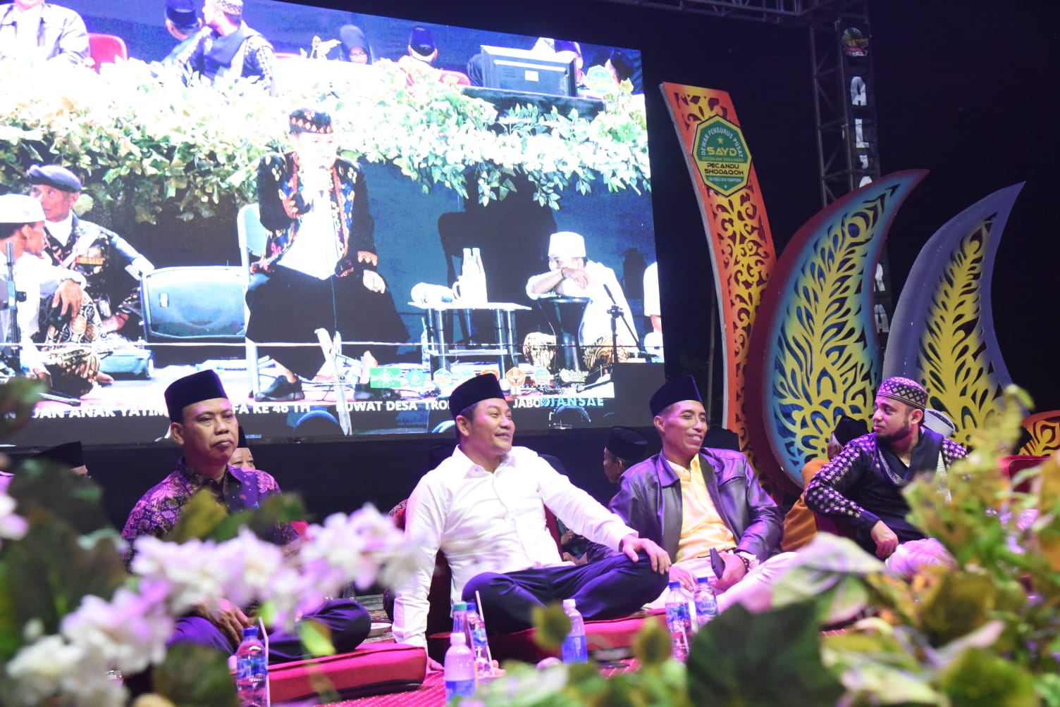 SHALAWATAN - Plt Bupati Sidoarjo, Subandi menghadiri acara santunan yatim piatu dan dhuafa serta shalawatan di Lapangan Desa Trompoasri, Kecamatan Jabon, Sidoarjo, Sabtu (20/07/2024) malam. 