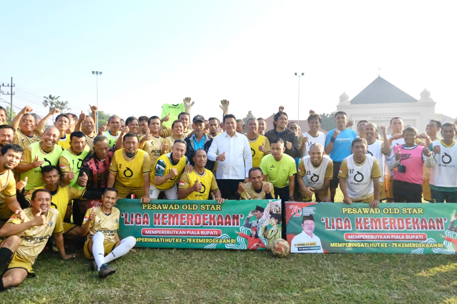 BUKA - Plt Bupati Sidoarjo, Subandi membuka Liga Kemerdekaan Pesawad Old Star di Lapangan Desa Wedoro, Kecamatan Waru, Sidoarjo, Sabtu (21/07/2024).