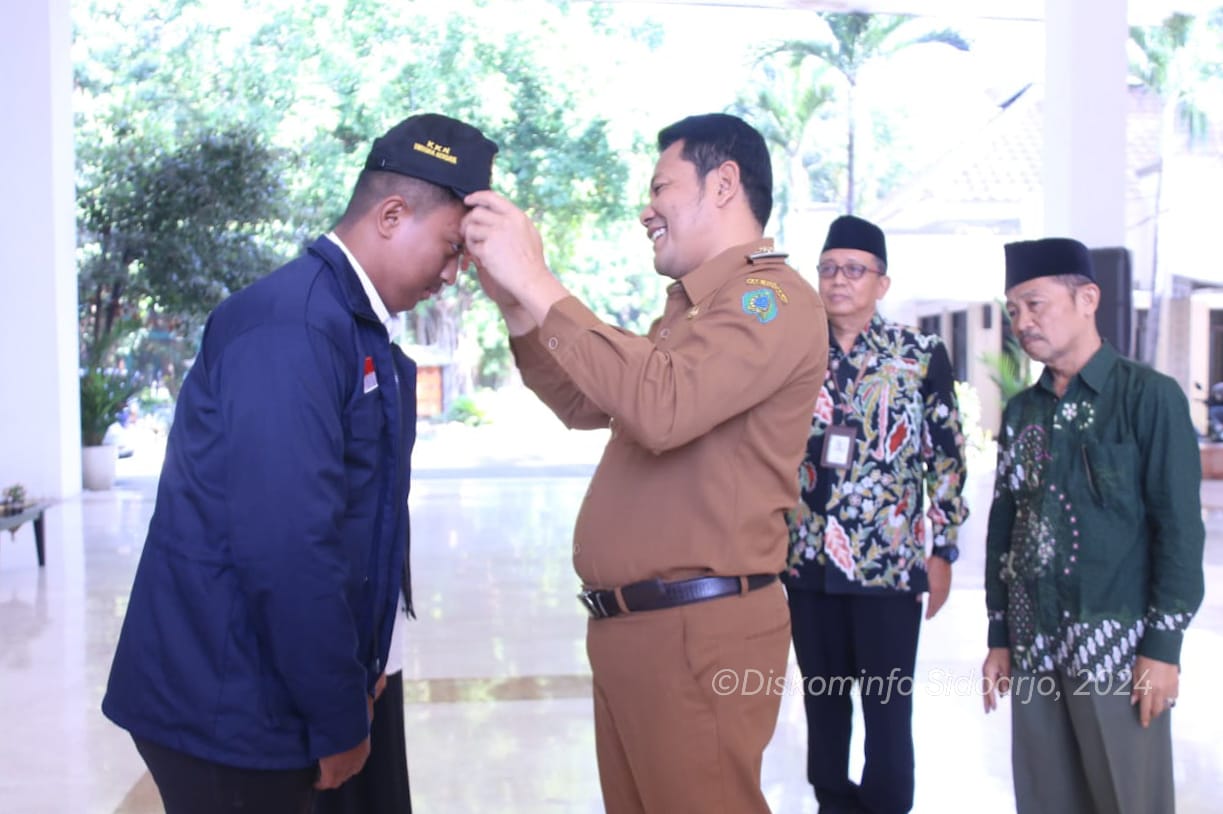 KKN - Plt Bupati Sidoarjo, Subandi melepas dan memberangkatkan sebanyak 475 mahasiswa Unusida Kuliah Kerja Nyata (KKN) ke berbagai desa di wilayah Kabupaten Sidoarjo di Pendopo Delta Wibawa, Sidoarjo, Senin (22/07/2024).
