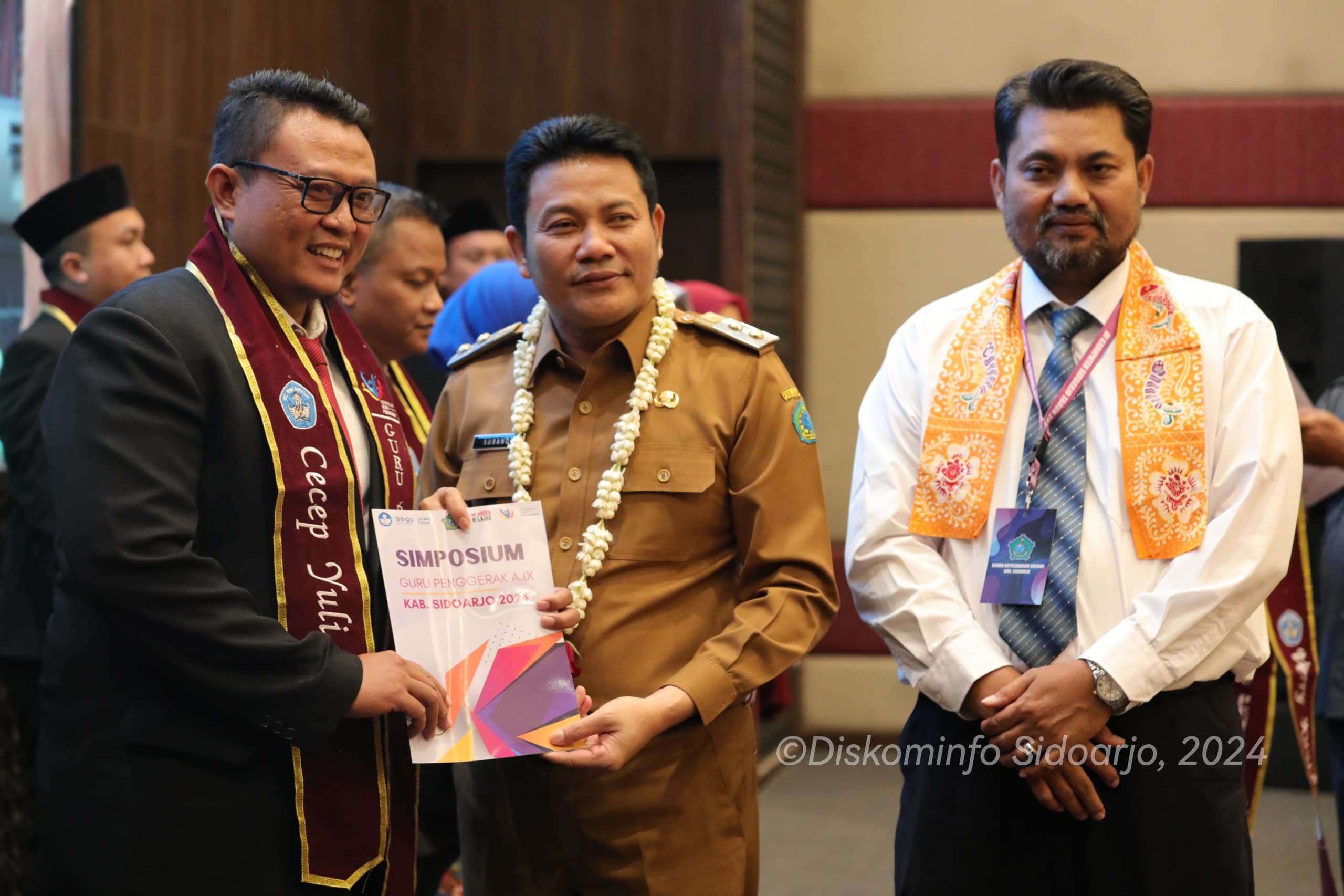 PENGUKUHAN - Plt Bupati Sidoarjo, Subandi meminta guru penggerak mencetak SDM unggul saat acara Simposium dan Pengukuhan Guru Penggerak Angkatan 9 Kabupaten Sidoarjo di Fave Hotel Sidoarjo, Senin (22/07/2024). 
