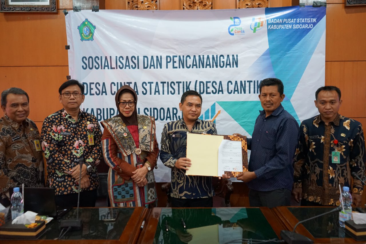 DESA CANTIK - Sekda Kabupaten Sidoarjo, Dr Fenny Apridawati saat memimpin Sosialisasi dan Pencanangan Desa Cantik Tahun 2024 di Ruang Rapat Delta Wicaksana bersama BPS Kabupaten Sidoarjo, Selasa (23/07/2024).