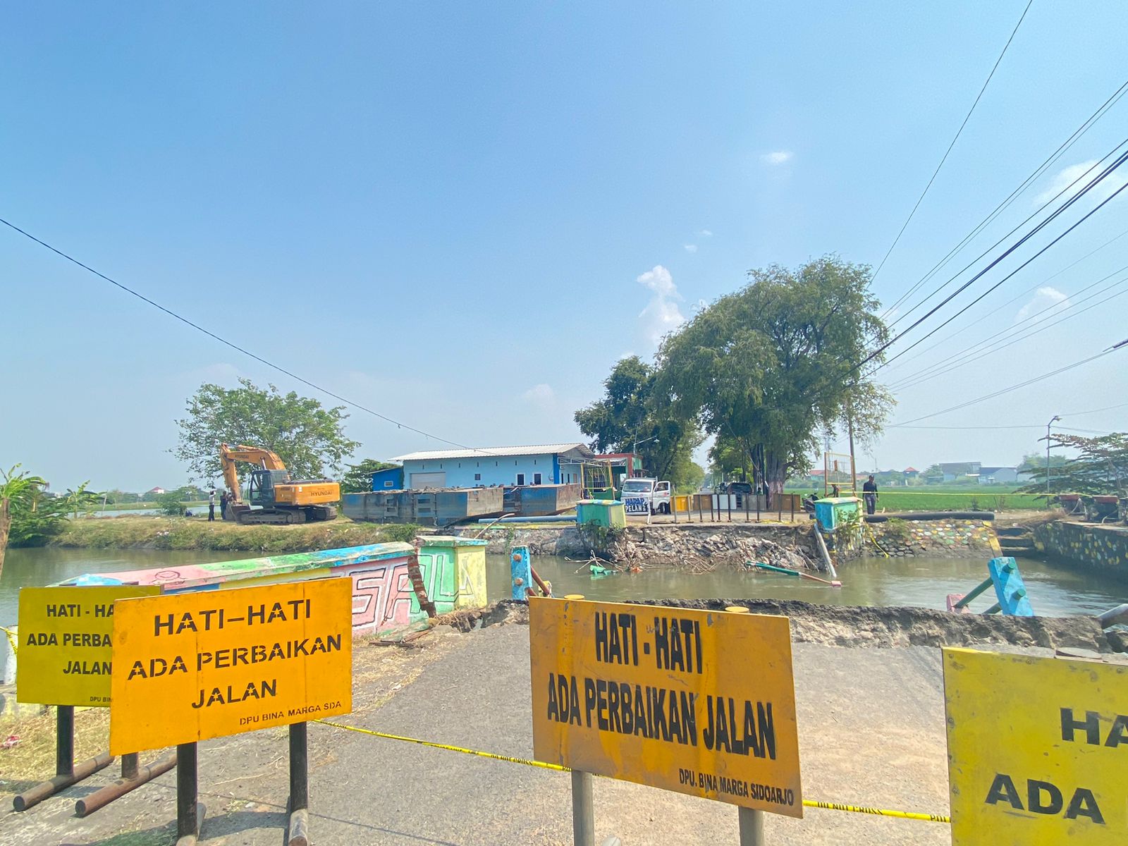 JEMBATAN - Plt Bupati Sidoarjo, Subandi memastikan jembatan Desa Kedungpeluk, Kecamatan Candi, Sidoarjo yang ambruk pekan kemarin segera dibangun dan direncanakan selesai pembangunannya Tahun 2024 ini, Rabu (24/07/2024).