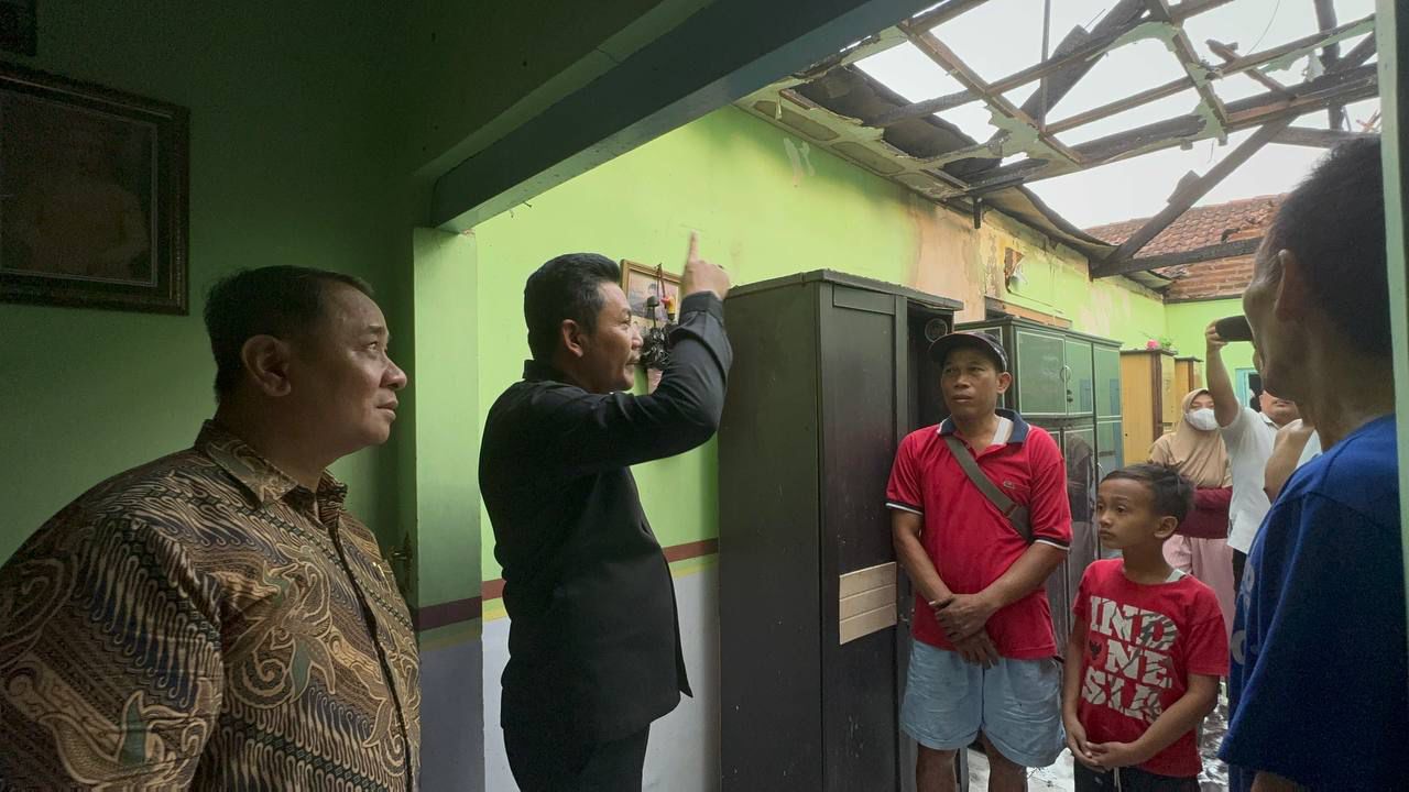 CEK - Plt Bupati Sidoarjo, Subandi mengecek kondisi rumah Samiran warga RT 03 RW 01, Desa Semambung, Kecamatan Wonoayu usai terbakar karena korsleting aliran listrik, Rabu (24/07/2024). 