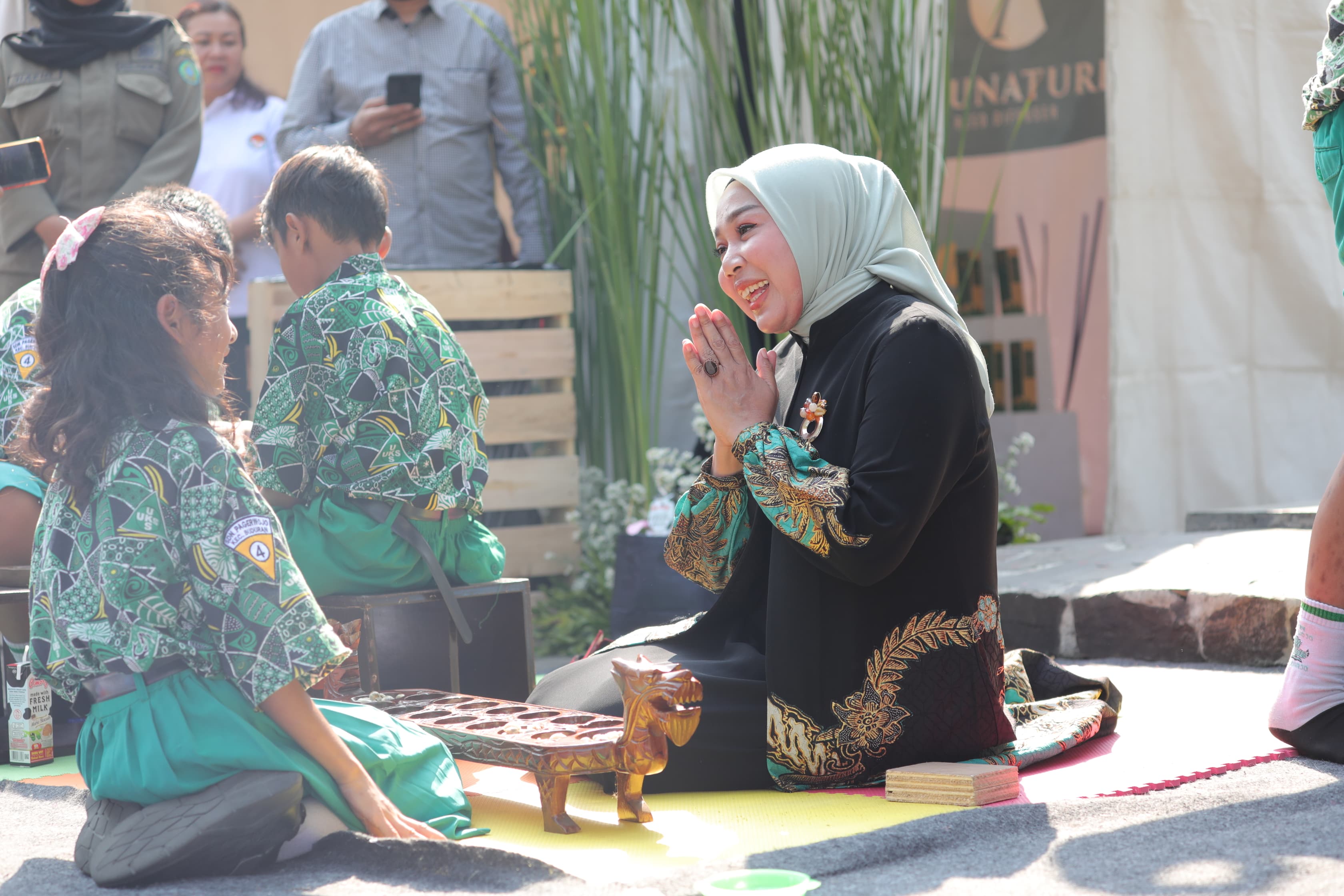 HAN - Ketua Dekranasda Kabupaten Sidoarjo, dr Sriatun Subandi mengajak orang tua dan guru secara aktif mendidik anak-anak mencintai budaya bangsa dan warisan budaya saat peringatan HAN ke 40 di Museum Mpu Tantular, Sidoarjo, Kamis (25/07/2024). 