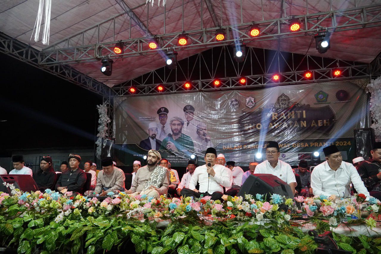 BERSHALAWAT - Plt Bupati Sidoarjo, Subandi bersama ribuan warga bershalawat memenuhi Lapangan Desa Pranti, Kecamatan Sedati, Sidoarjo, Rabu (24/07/2024) malam.