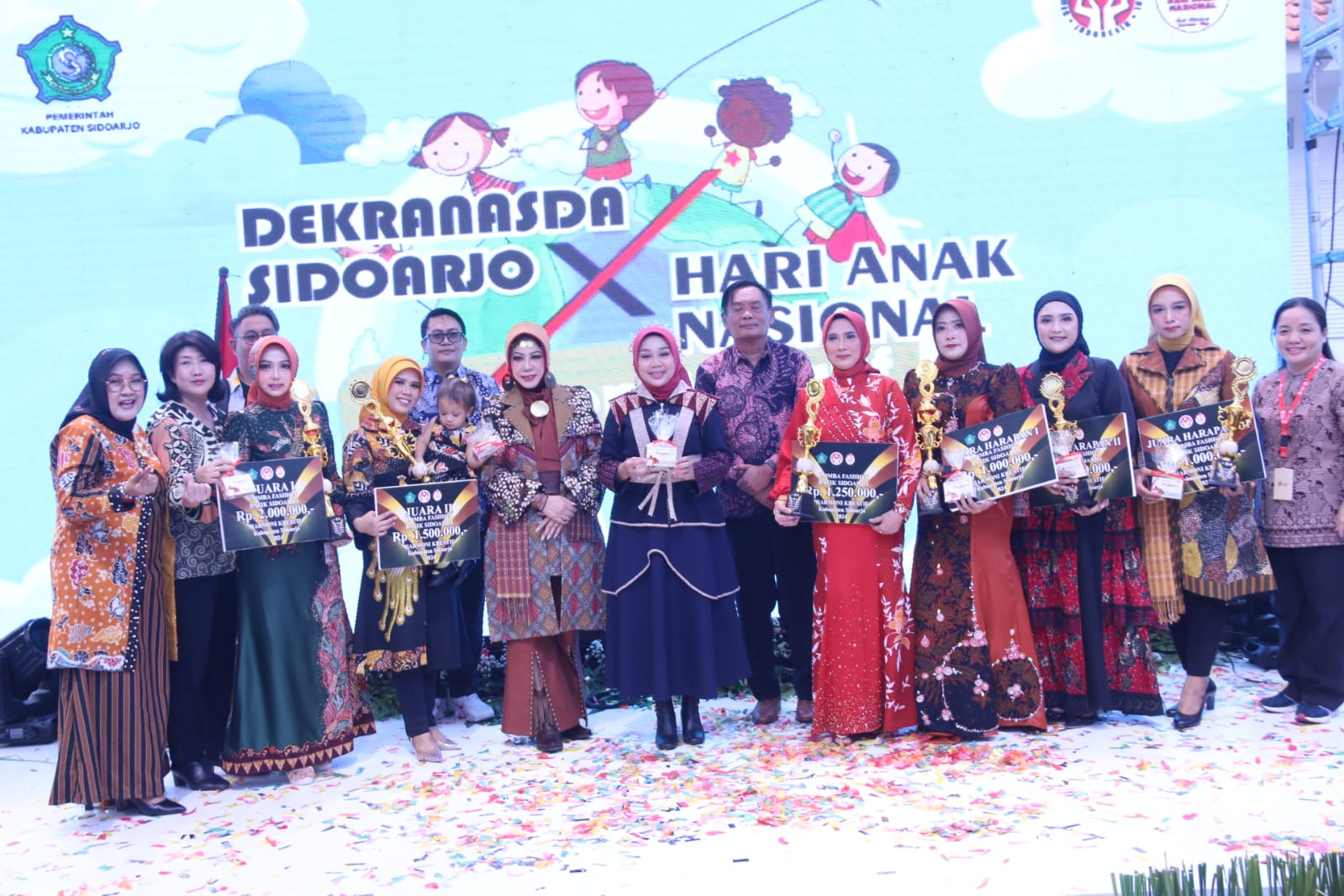 BATIK -.Ketua Dekranasda Sidoarjo, dr Sriatun menjadikan batik tulis bukan hanya menjadi jarik gendong saja, akan tetapi produknya sudah multifungsi yang bisa dimanfaatkan untuk pakaian pesta, kerja maupun pakaian anak-anak, Jumat (26/07/2024).
