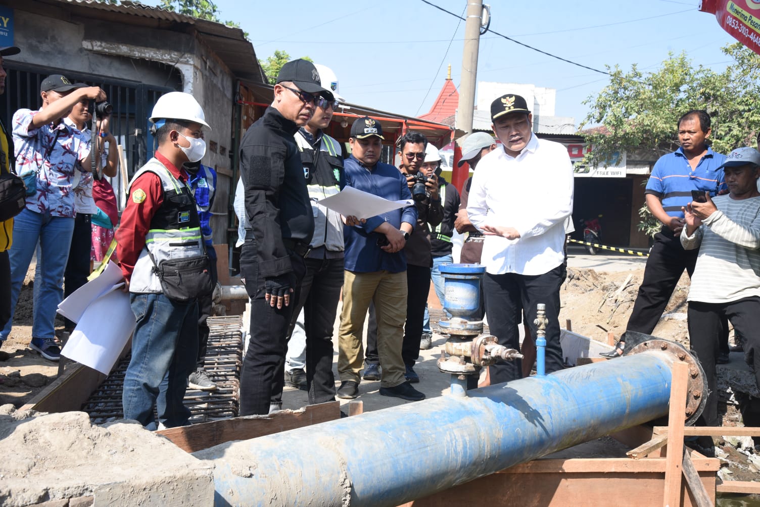SIDAK - Plt Bupati Sidoarjo, Subandi sidak Jalan Desa Banjarsari - Desa Dukuhtengah, Kecamatan Buduran, Sidoarjo yang dibeton sekaligus minta jembatan ditinggikan 30 sentimeter agar air tidak meluap, Sabtu (27/07/2024). 