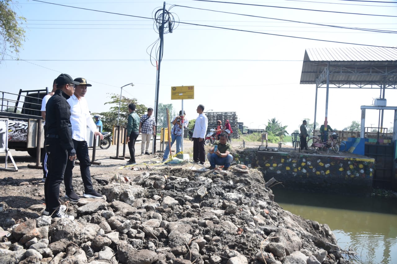 SIDAK - Plt Bupati Sidoarjo, Subandi memantau pembangunan jembatan Desa Kedungpeluk, Kecamatan Candi, Sidoarjo agar bisa segera dikerjakan, Sabtu (27/07/2024). 