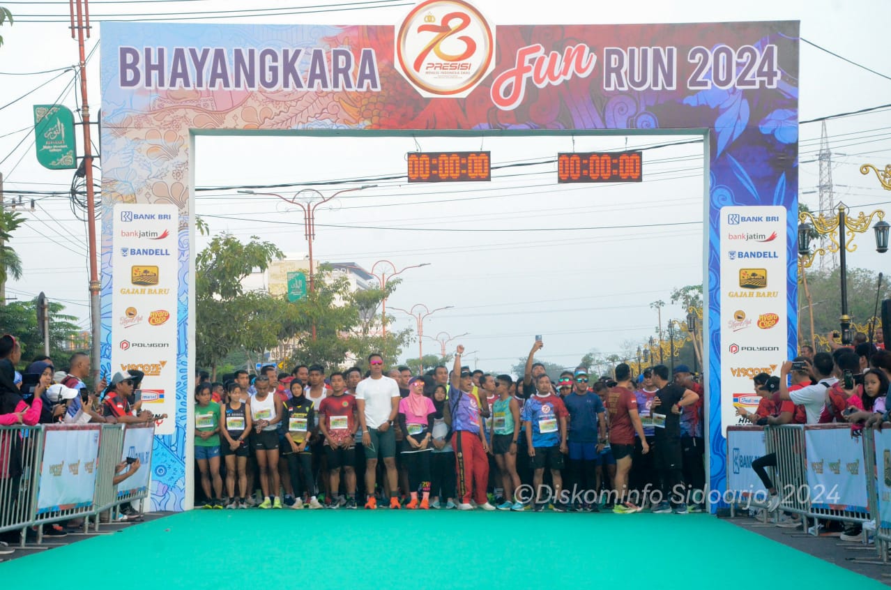 FUN RUN - Plt Bupati Sidoarjo, Subandi mengikuti kegiatan Bhayangkara Fun Run 2024 yang diselenggarakan Polresta Sidoarjo di GOR Sidoarjo dalam rangka memeriahkan HUT Bhayangkara ke 78, Minggu (28/07/2024). 