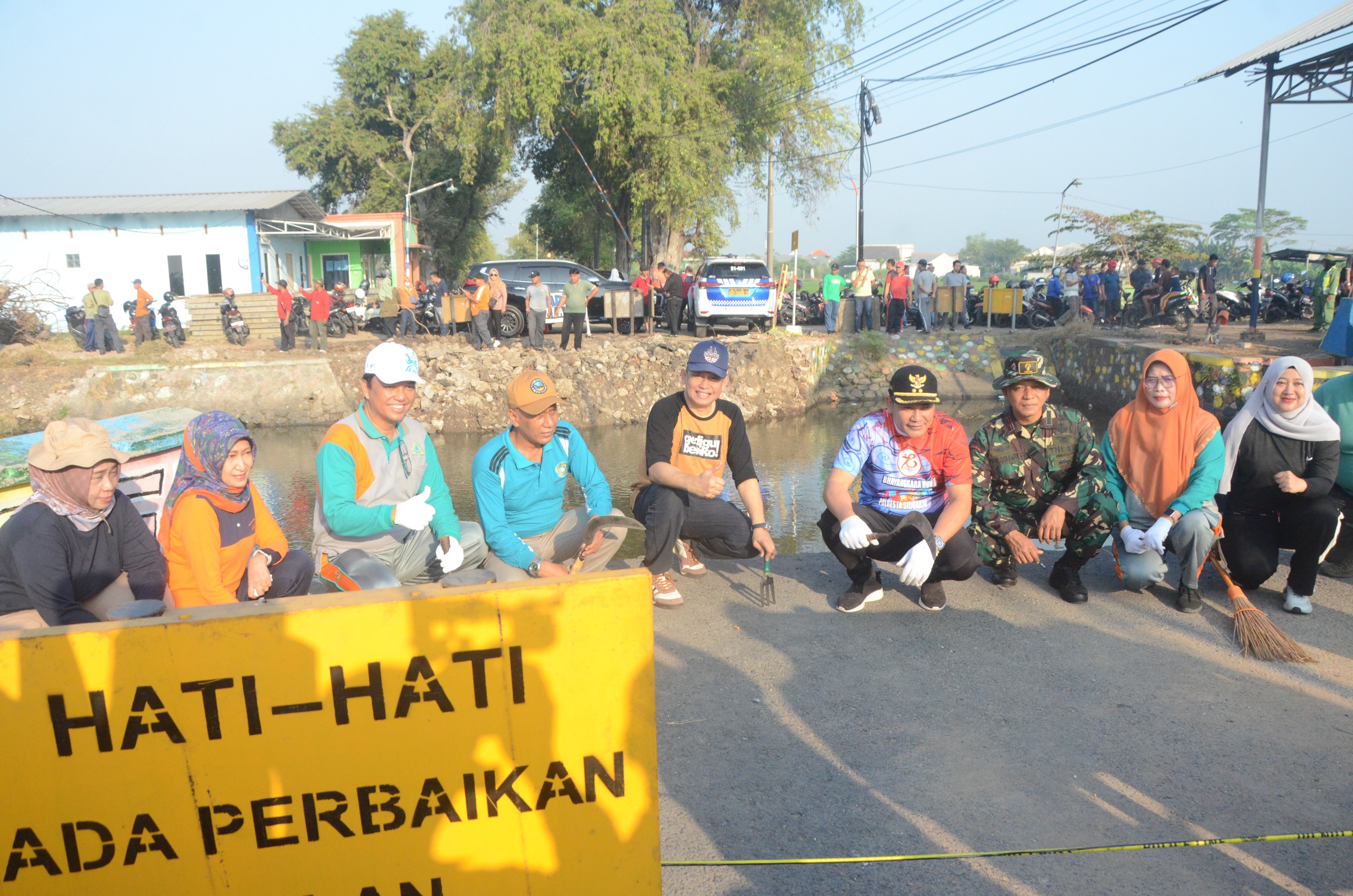 KERJA BAKTI - Plt Bupati Sidoarjo, Subandi menggerakkan seluruh Organisasi Perangkat Daerah (OPD) dan warga Desa Kedungpeluk, Kecamatan Candi, Sidoarjo untuk kerja bakti bersama, Minggu (28/07/2024). 