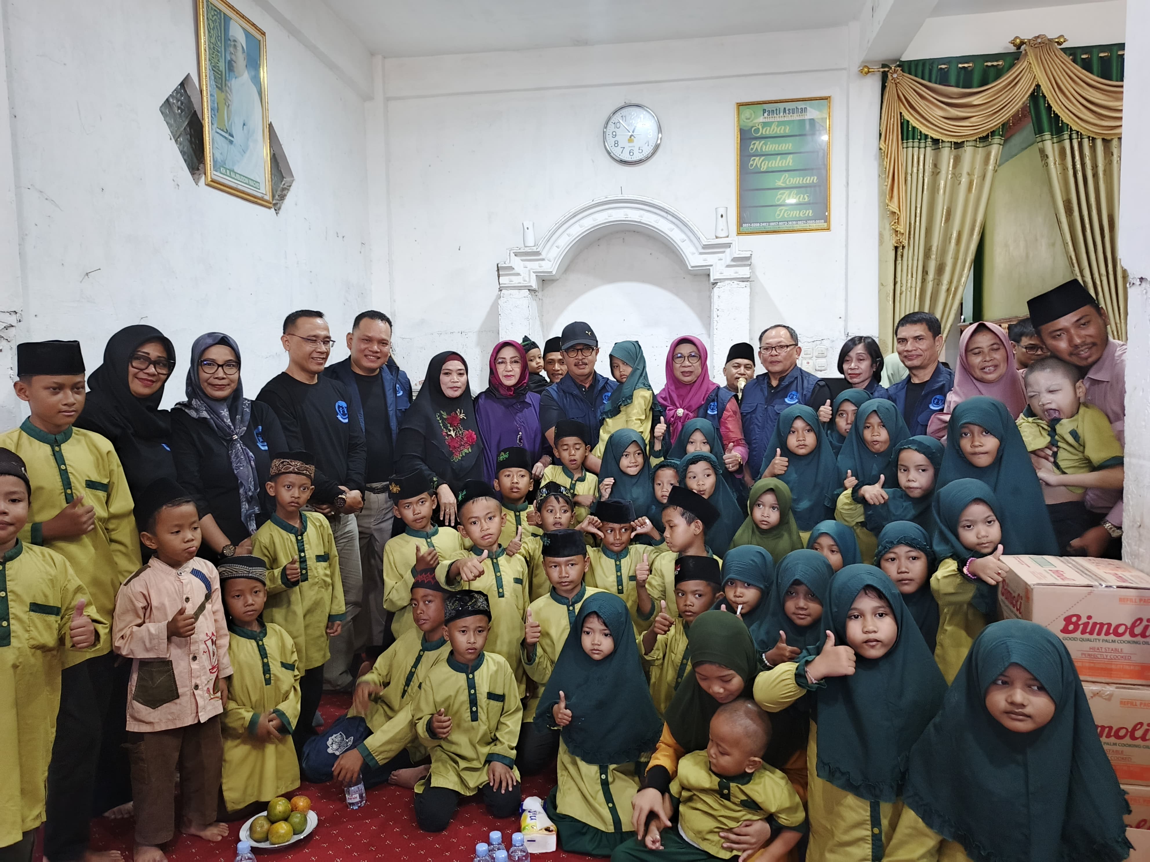 SANTUNAN - Mahkamah Agung (MA) Republik Indonesia menggelar bakti sosial bertema MA Peduli di Yayasan Insanul Kamil Al Khaer di Desa Tropodo, Kecamatan Waru, Sidoarjo dan Yayasan Darul Ilmi di kawasan Ketintang, Surabaya, Minggu (28/07/2024).