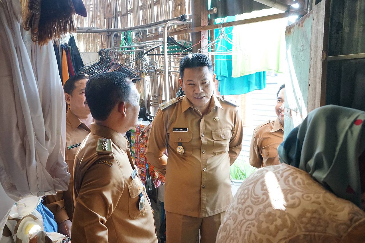 SIDAK - Plt Bupati Sidoarjo, Subandi sidak ke rumah Indayanti yang tinggal sendirian di Desa Semampir, Kecamatan Sedati, Sidoarjo sejak suaminya meninggal 2016 lalu, Senin (29/07/2024). 