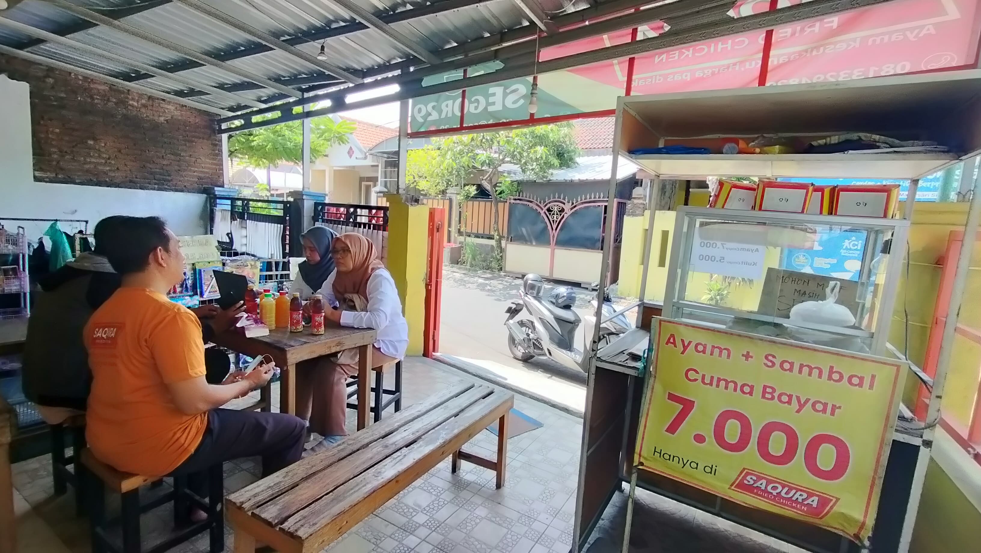 ABDIMAS - Tim Abdimas Universitas Muhammadiyah Sidoarjo (Umsida) berhasil mendampingi Usaha Mikro Kecil dan Menengah (UMKM) Saqura Fried Chicken and Geprek dalam penyusunan Harga Pokok Produksi (HPP) menggunakan teknologi digital, Selasa (30/07/2024).
