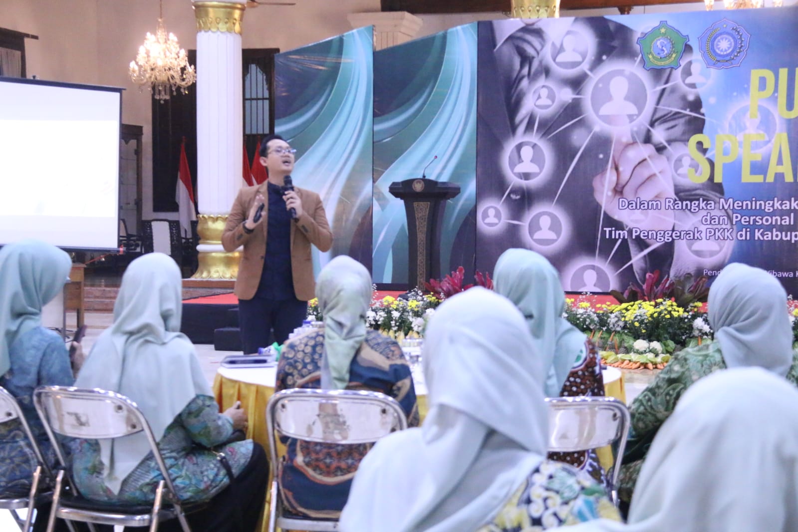 PELATIHAN - Plt Ketua TP PKK Kabupaten Sidoarjo, dr Sriatun Subandi membuka pelatihan public speaking di Pendopo Delta Wibawa, Senin (29/07/2024) malam. 