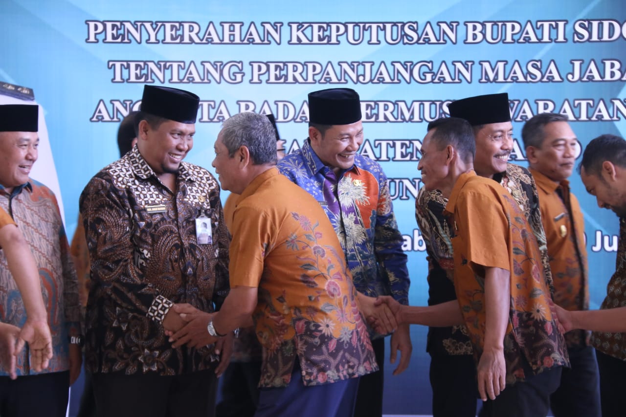 SERAHKAN - Plt Bupati Sidoarjo, Subandi menyerahkan SK Perpanjangan Masa Jabatan secara simbolis bagi 315 BPD dari 6 tahun menjadi 8 tahu. di Pendopo Delta Wibawa, Sidoarjo, Selasa (30/07/2024).