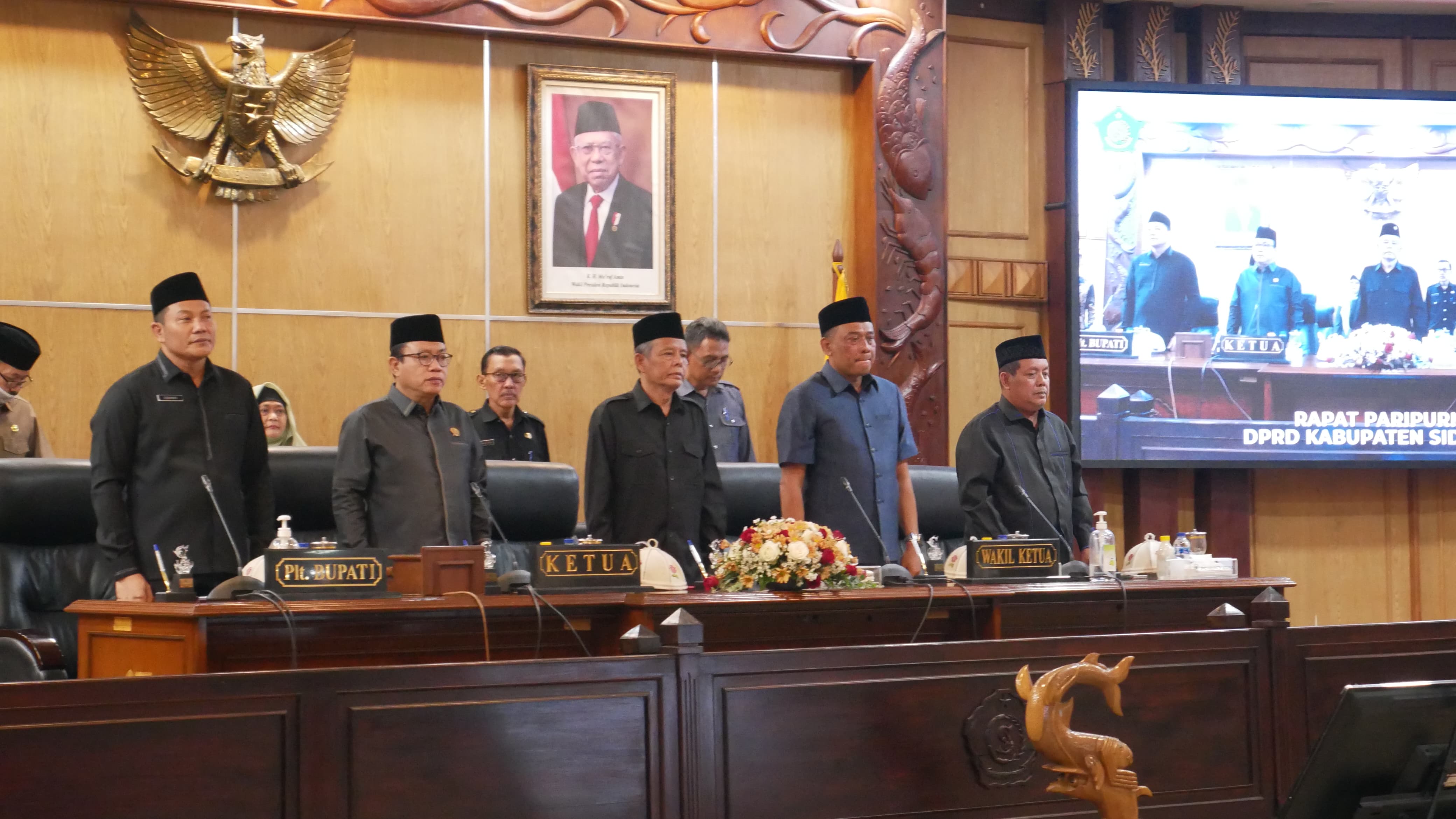 PENJELASAN - Plt Bupati Sidoarjo, Subandi menyampaikan nota penjelasan terhadap Rancangan Peraturan Daerah (Raperda) tentang Perubahan APBD Sidoarjo 2024 dalam Sidang Paripurna di DPRD Kabupaten Sidoarjo, Selasa (30/07/2024). 