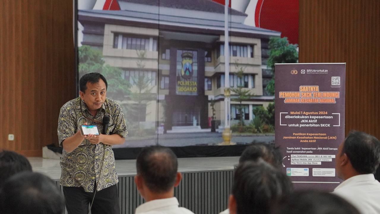 SYARAT - BPJS Kesehatan Kantor Cabang Sidoarjo memantapkan penerapan kepesertaan Jaminan Kesehatan Nasional (JKN) aktif untuk persyaratan pengajuan Surat Keterangan Catatan Kepolisian (SKCK) di Polresta Sidoarjo, Kamis (01/08/2024). 