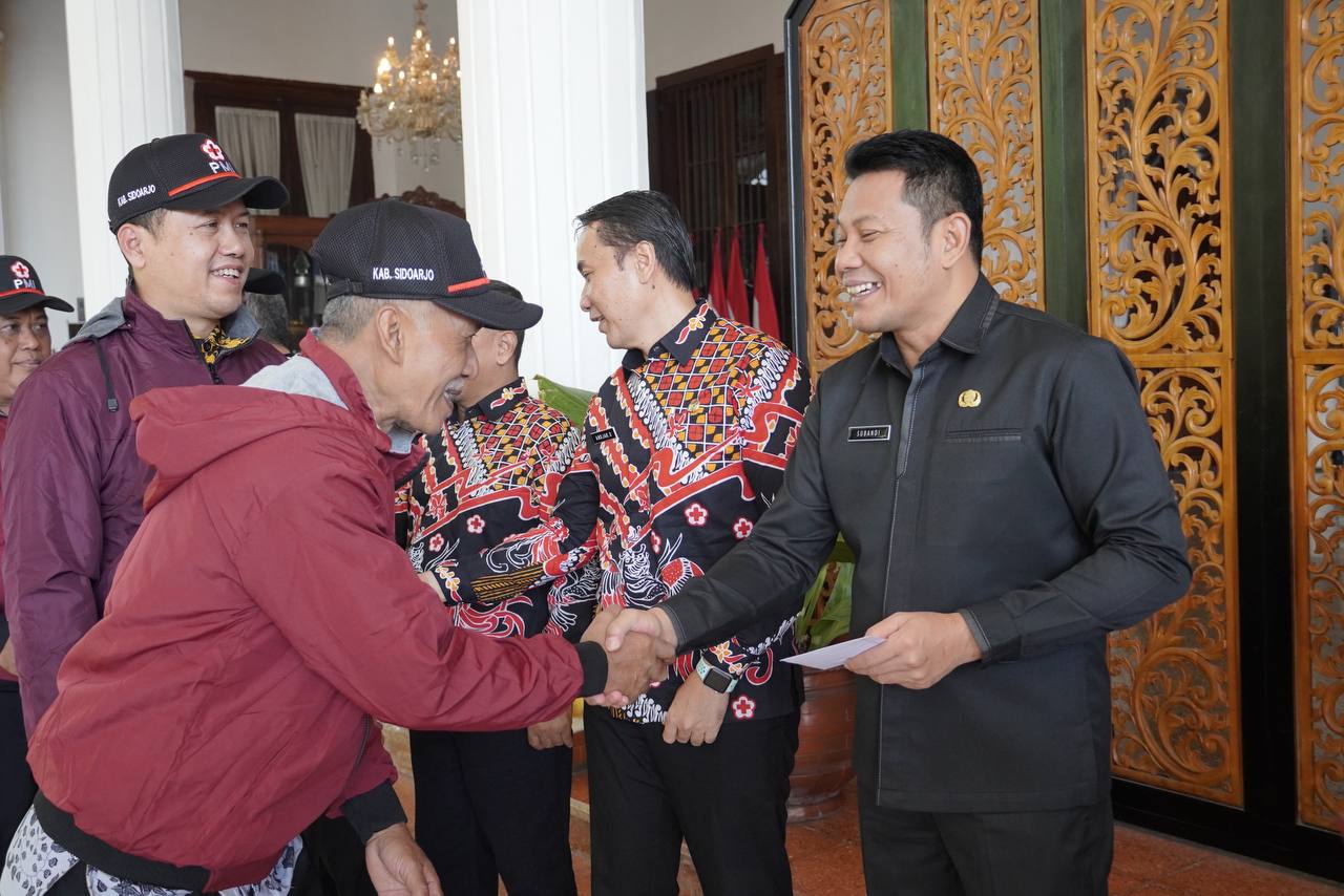 PENDONOR - Plt Bupati Sidoarjo, Subandi memberangkatkan 28 pendonor sukarela mendonorkan darahnya sebanyak 100 kali atau lebih ke ke Jakarta untuk menerima penghargaan Satya Lencana Kebaktian Sosial (SLKS) dari Presiden RI, Kamis (01/08/2024).